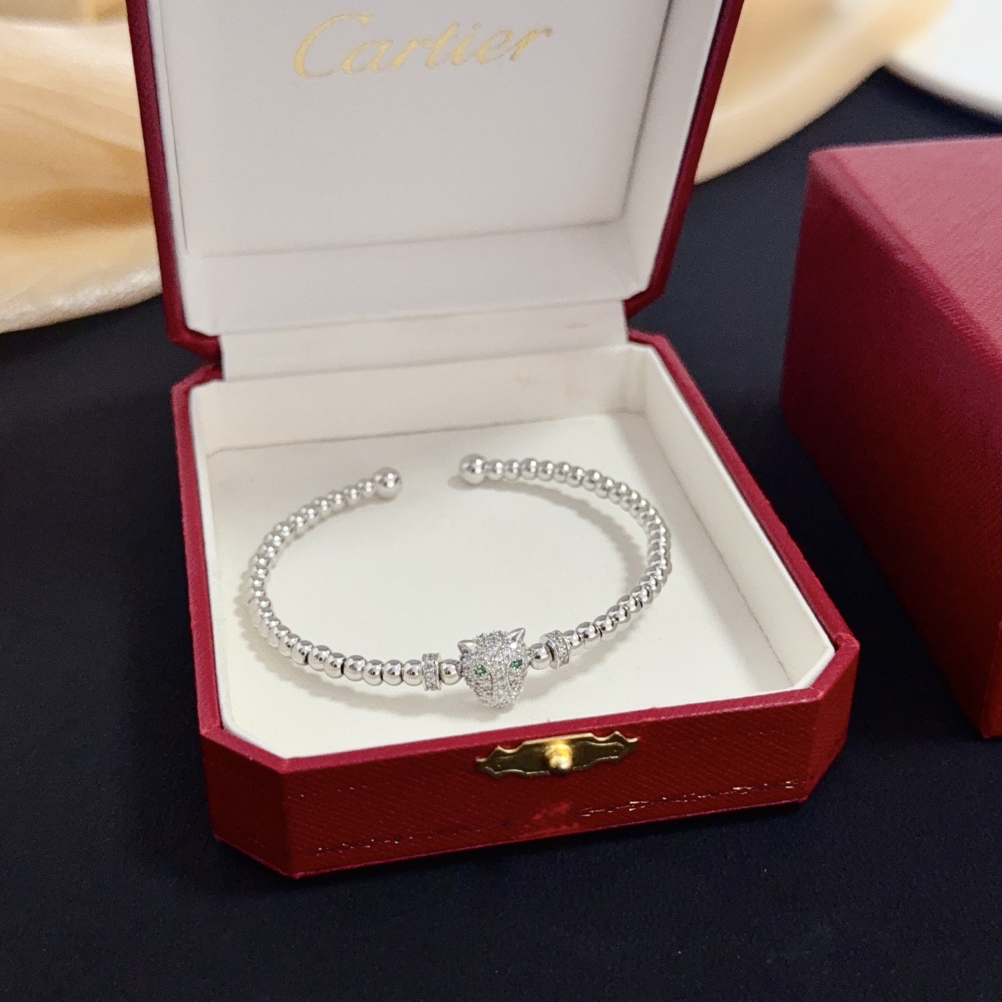 NO:604642,Cartier diamond-encrusted bracelet, high-end customized version, diamond-encrusted craftsmanship, V gold material, classic and fashionable style, reconstruct the aesthetics of love with sharp lines!  Breaking the rules, the diamond-encrusted design actually achieves the ceiling of high-end sense - no need for flashy accumulation, love should be as pure as ever. Cartier is loved by many celebrities and Internet celebrities. The Leopard series bracelet is absolutely an eternal classic, and it is not limited to men and women, and there is no age limit!  Wear it and you will be the center of attention!  , jewelry boutique, cartier, bracelet19860909卡地亚镶钻手镯 高端定制版本 镶嵌钻工艺 V金材质 经典而时尚风格 用凌厉线条重构爱情美学！打破常规,镶嵌钻设计反而成就高级感天花板——无需浮华堆砌,爱本应纯粹如初 卡地亚受众多明星网红的爱戴 豹子系列手镯 绝对是永恒经典 而且男女不限 年龄不限 ！戴上它你就是焦点！,饰品精品,cartier,bracelet,Jewelry