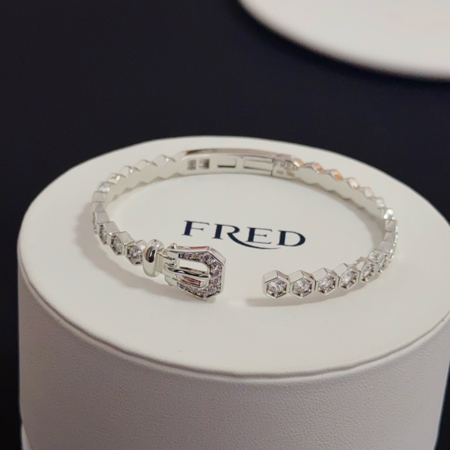 NO:604601,Popular Frederic full diamond horseshoe buckle bracelet, classic and versatile, a must-have item for fashionistas, fashionable and exquisite, 11 pairs of customized versions, thickened 18k electroplating process, different from the ordinary version on the market, the effect is very versatile!  !  , jewelry boutique, bracelet19860909火爆 费雷德满钻马蹄扣手镯 经典百搭,网红达人 时尚一族备必单品,时尚精致,11对版定制,加厚电镀18k工艺,区别市面上普通版本上手效果非常百搭！！,饰品精品,bracelet,Jewelry