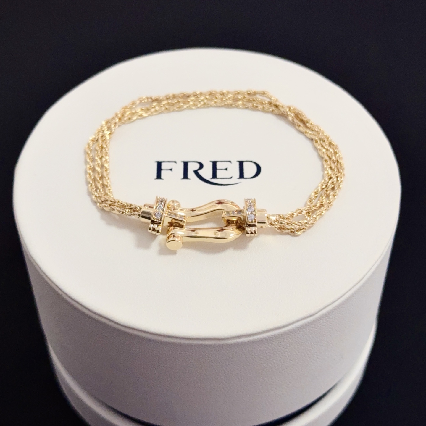 NO:604609,Popular Frederic full diamond horseshoe buckle bracelet, classic and versatile, a must-have item for fashionistas, fashionable and exquisite, 11 pairs of customized versions, thickened 18k electroplating process, different from the ordinary version on the market, the effect is very versatile!  !  , jewelry boutique, bracelet19860909火爆 费雷德满钻马蹄扣手链,经典百搭,网红达人 时尚一族备必单品,时尚精致,11对版定制,加厚电镀18k工艺,区别市面上普通版本上手效果非常百搭！！,饰品精品,bracelet,Jewelry