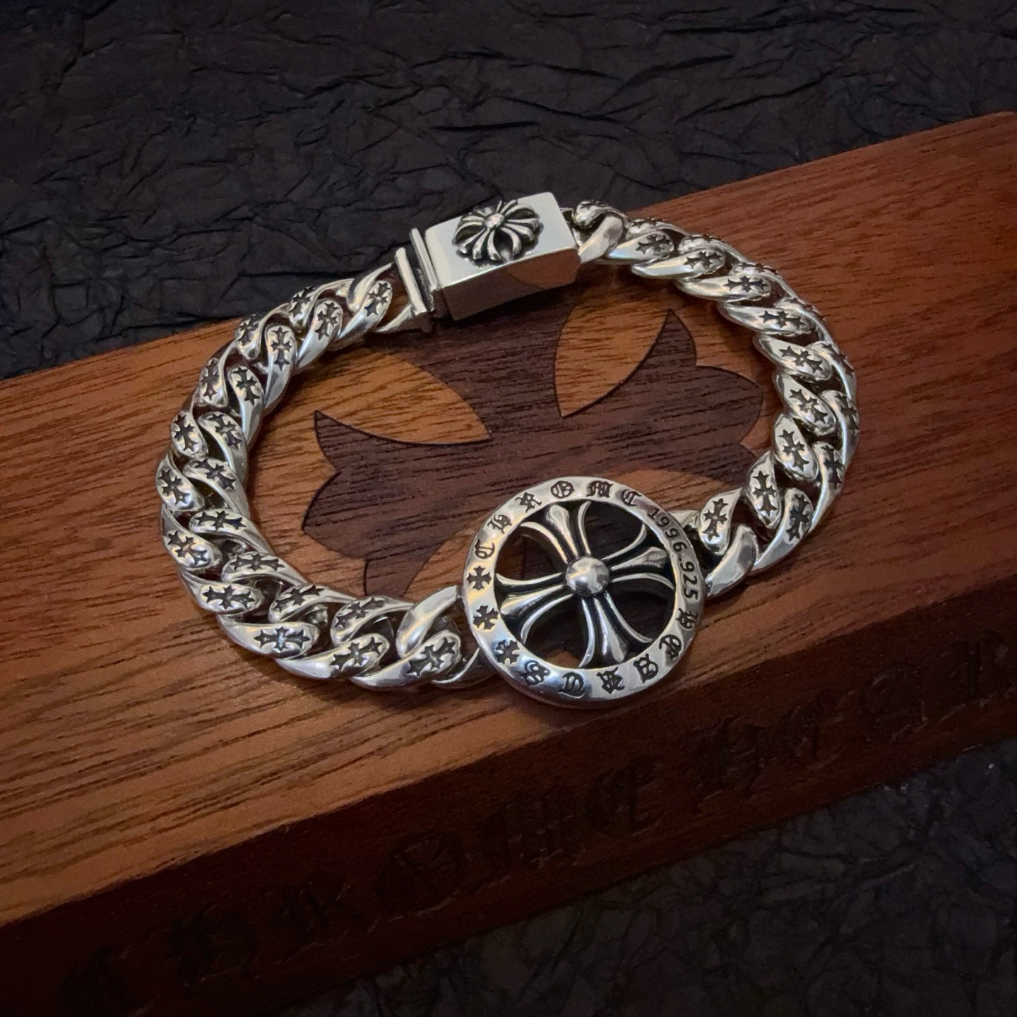 NO:604223,The new [counter quality] Chrome Hearts retro cross Cuban bracelet, the different concave and convex shapes have different pattern design styles. The cross scout flower is the symbol of Chrome Hearts, so it is more durable. Genuine pattern-printed Chrome Hearts distinguishes the ordinary light version in the market. Match the version and standard quality. Look at the printing details, the degree of retro gray oxidation. Seiko version!  Size: 18 20 22 24cm, fine jewelry, chrome hearts, chrome hearts, bracelet19860909新款【专柜品质】Chrome Hearts克罗心复古十字架古巴手链,凹凸造型不同的花纹设计风格呈现出与众不同 十字架童军花是克罗心的标志 所以更经久不衰 正品打版Chrome Hearts克罗心 区别市场普通轻版 对版对标品质 看字印细节 复古做旧灰氧程度.精工版本！尺寸:18 20 22 24cm,饰品精品,chrome hearts,chrome hearts,bracelet,Jewelry