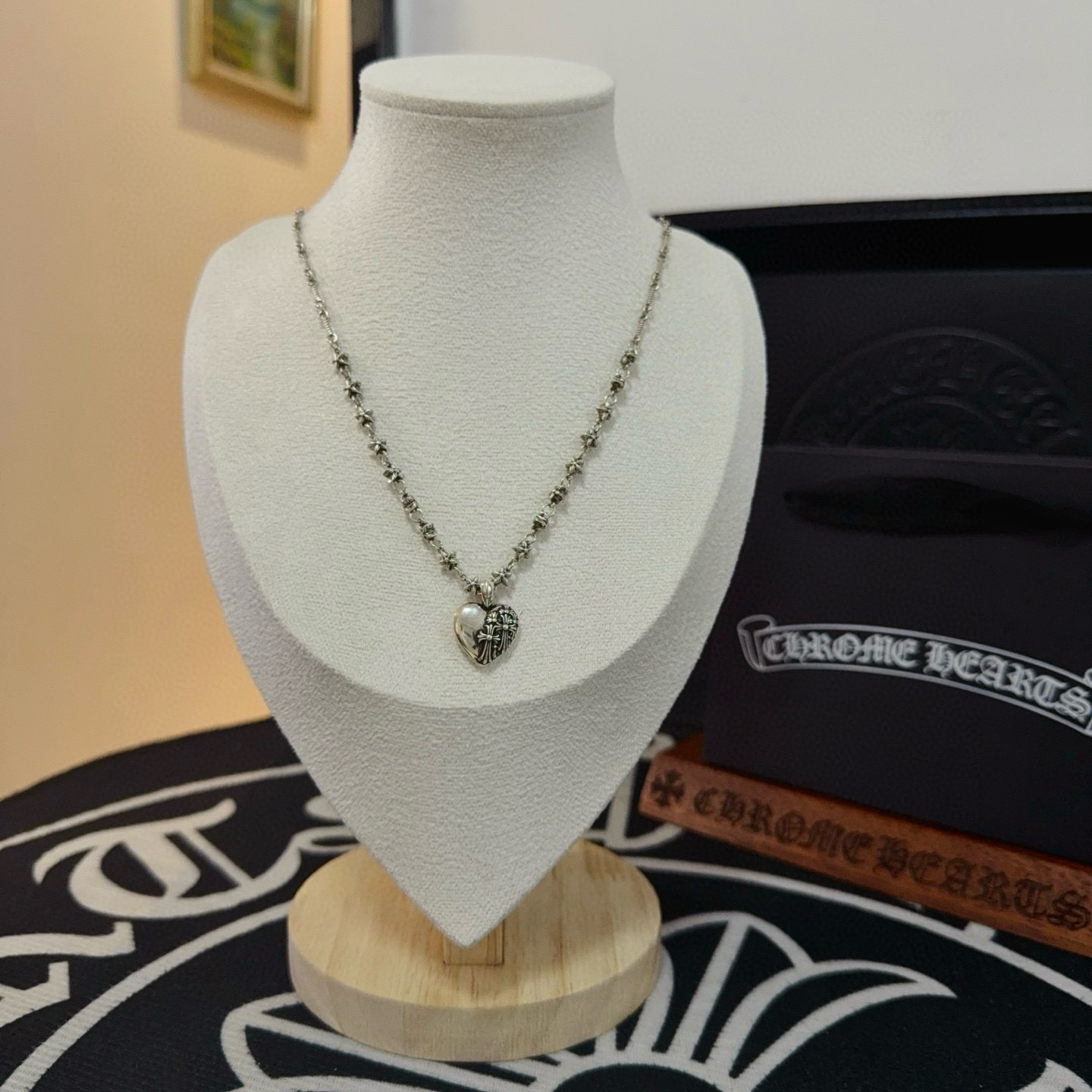 NO:604265,New [counter quality] Chrome Hearts classic retro five-star flower love cross necklace, different concave and convex shapes and pattern design styles, showing a distinctive cross and the Scout flower is Chrome Hearts' symbol, so it is more durable. Genuine patterned Chrome Hearts distinguishes the ordinary light version in the market. Match the version and standard quality. Look at the printing details, the degree of retro gray oxidation. Seiko version!  !  !  Purely handmade ~ Authentic open mold fashion essentials. Can be worn by both men and women. Same style for couples. Official website original. Rock punk Thai silver style. Retro elements. Trendy and versatile!  , jewelry boutique, chrome hearts, chrome hearts, necklace19860909新款【专柜品质】Chrome Hearts克罗心经典复古五星花爱心十字架项链 ,凹凸造型不同的花纹设计风格 呈现出与众不同 十字架 童军花是克罗心的志 所以更经久不衰 正品打版Chrome Hearts克罗心 区别市场普通轻版 对版对标品质 看字印细节 复古做旧灰氧程度.精工版本！！！ 纯手工打造 ～正品开模潮流时尚必备 男女均可佩戴 情侣同款 官网原版 摇滚朋克泰银风格 复古元素 潮流百搭！,饰品精品,chrome hearts,chrome hearts,necklace,Jewelry