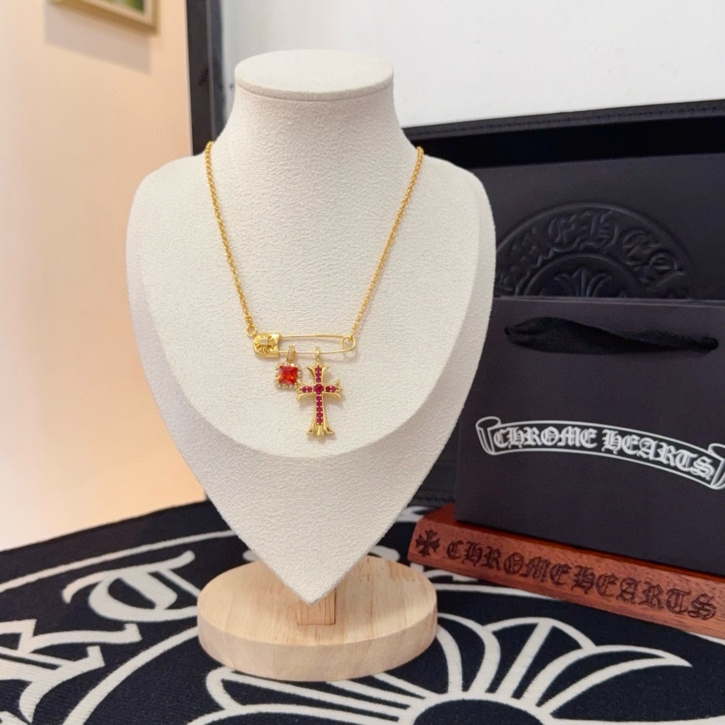 NO:604283,New [Counter Quality] Chrome Hearts Chrome Hearts Pin Red Diamond Cross Necklace, the concave and convex shapes have different pattern design styles that are unique. The cross scout flower is the symbol of Chrome Hearts, so it is more durable. Genuine pattern-printed Chrome Hearts distinguishes the ordinary light version in the market. Match the version and standard quality. Look at the printing details, the degree of retro gray oxidation. Seiko version!  , jewelry boutique, chrome hearts, chrome hearts, necklace19860909新款【专柜品质】Chrome Hearts克罗心别针红钻十字架项链,凹凸造型不同的花纹设计风格呈现出与众不同 十字架童军花是克罗心的标志 所以更经久不衰 正品打版Chrome Hearts克罗心 区别市场普通轻版 对版对标品质 看字印细节 复古做旧灰氧程度.精工版本！,饰品精品,chrome hearts,chrome hearts,necklace,Jewelry