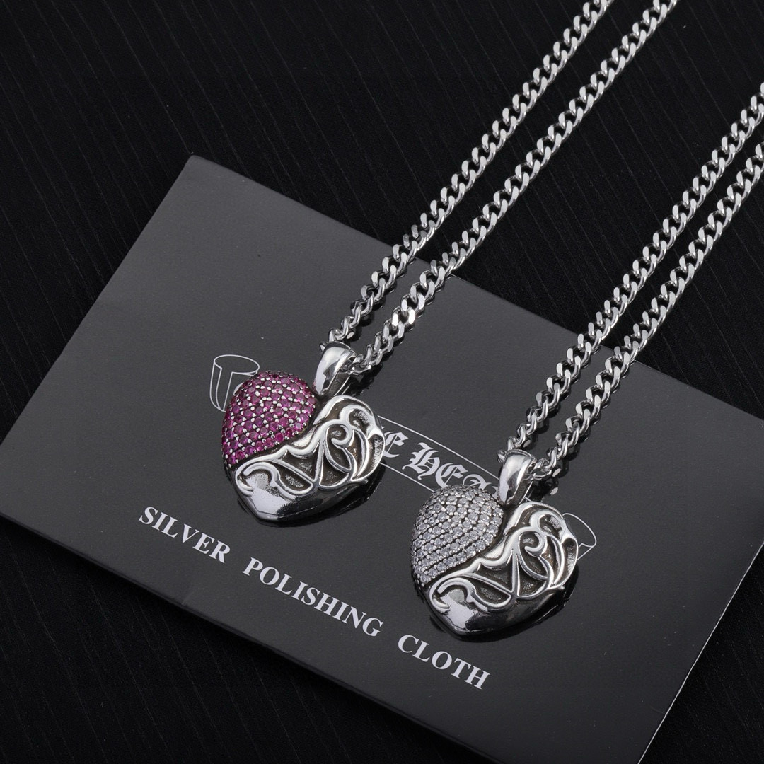 NO:604267,New [counter quality] Chrome Hearts classic retro love pendant, classic retro flat necklace, different pattern design styles with concave and convex shapes, showing a distinctive cross. The Scout flower is the symbol of Chrome Hearts, so it is more durable. The genuine pattern-printed Chrome Hearts Chrome Hearts necklace is different from the ordinary light version in the market. Match the version and benchmark quality. Look at the printing details. The degree of retro ash oxidation. Seiko version!  !  !  Purely handmade ~ Authentic open mold fashion essentials. Can be worn by both men and women. Same style for couples. Official website original. Rock punk Thai silver style. Retro elements. Trendy and versatile!  , jewelry boutique, chrome hearts, chrome hearts, necklace19860909新款【专柜品质】Chrome Hearts克罗心经典复古爱心吊坠 经典复古扁形项链 凹凸造型不同的花纹设计风格 呈现出与众不同 十字架 童军花是克罗心的标志 所以更经久不衰 正品打版Chrome Hearts克罗心项链区别市场普通轻版 对版对标品质 看字印细节 复古做旧灰氧程度.精工版本！！！ 纯手工打造 ～正品开模潮流时尚必备 男女均可佩戴 情侣同款 官网原版 摇滚朋克泰银风格 复古元素 潮流百搭！,饰品精品,chrome hearts,chrome hearts,necklace,Jewelry