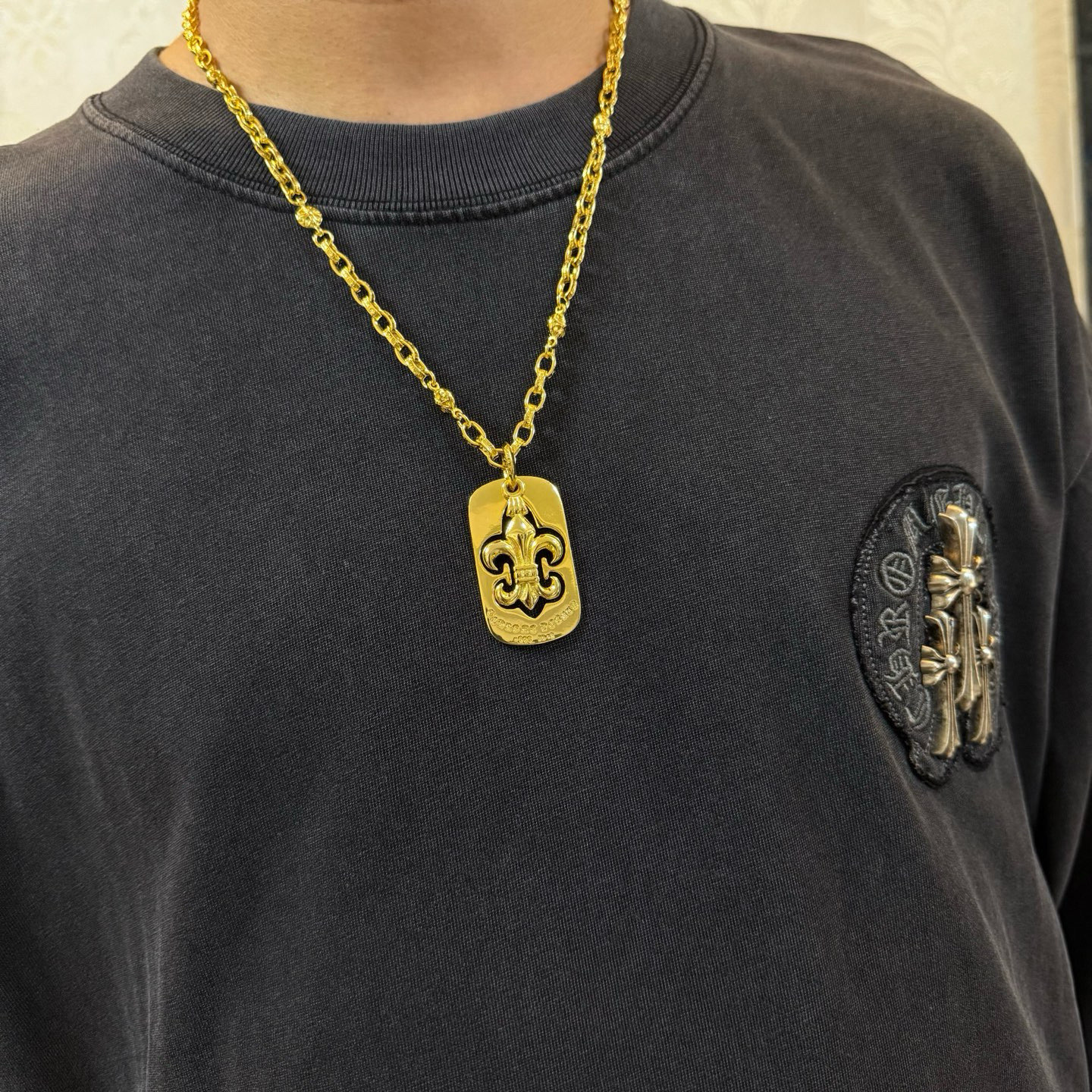 NO:604285,New [counter quality] Chrome Hearts gold cross flower ball necklace, square Scout flower pendant, concave and convex shapes with different pattern design styles, showing a distinctive cross. The Scout flower is the symbol of Chrome Hearts, so it is more durable. Genuine pattern-printed Chrome Hearts distinguishes the ordinary light version in the market. Match the version and benchmark quality. Look at the printing details. The degree of retro gray oxidation. Seiko version!  !  !  Purely handmade ~ Authentic open mold fashion essentials. Can be worn by both men and women. Same style for couples. Official website original. Rock punk Thai silver style. Retro elements. Trendy and versatile!  , jewelry boutique, chrome hearts, chrome hearts, necklace, gold19860909新款【专柜品质】Chrome Hearts克罗心黄金色十字花球项链 方牌童军花吊坠 凹凸造型不同的花纹设计风格 呈现出与众不同 十字架 童军花是克罗心的志 所以更经久不衰 正品打版Chrome Hearts克罗心 区别市场普通轻版 对版对标品质 看字印细节 复古做旧灰氧程度.精工版本！！！ 纯手工打造 ～正品开模潮流时尚必备 男女均可佩戴 情侣同款 官网原版 摇滚朋克泰银风格 复古元素 潮流百搭！,饰品精品,chrome hearts,chrome hearts,necklace,gold,Jewelry