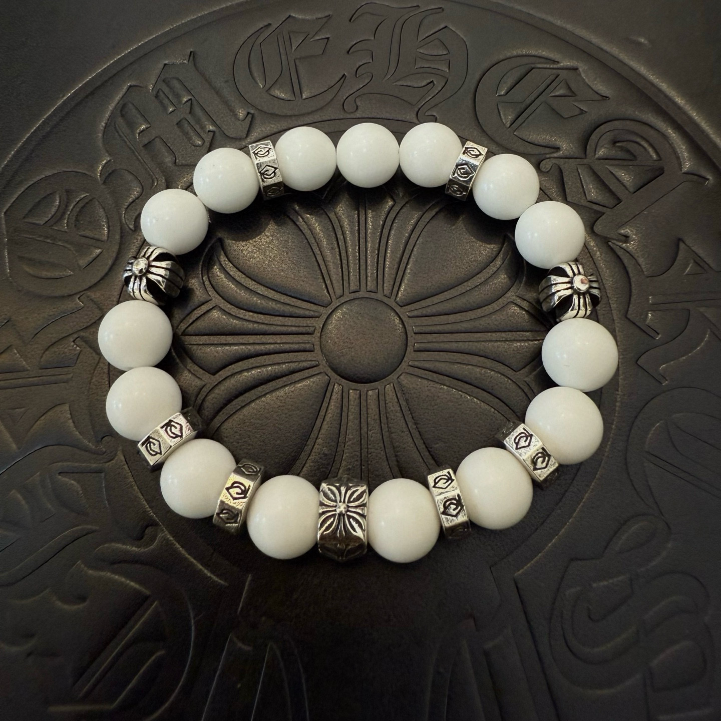 NO:604241,Batch of new [counter quality] Chrome Hearts classic retro multi-element bracelets, concave and convex shapes with different pattern design styles, showing a distinctive cross. The Scout flower is the symbol of Chrome Hearts, so it is more durable. Genuine pattern-printed Chrome Hearts distinguishes the ordinary light version in the market. Match the version and standard quality. Look at the printing details. The degree of retro ash oxidation. Seiko version!  !  !  Purely handmade ~ Authentic open mold fashion essentials. Can be worn by both men and women. Same style for couples. Official website original. Rock punk Thai silver style. Retro elements. Trendy and versatile!  , jewelry boutique, chrome hearts, chrome hearts, bracelet19860909批 新款【专柜品质】Chrome Hearts克罗心 经典复古多元素手链手串,凹凸造型不同的花纹设计风格 呈现出与众不同 十字架 童军花是克罗心的志 所以更经久不衰 正品打版Chrome Hearts克罗心 区别市场普通轻版 对版对标品质 看字印细节 复古做旧灰氧程度.精工版本！！！ 纯手工打造 ～正品开模潮流时尚必备 男女均可佩戴 情侣同款 官网原版 摇滚朋克泰银风格 复古元素 潮流百搭！,饰品精品,chrome hearts,chrome hearts,bracelet,Jewelry