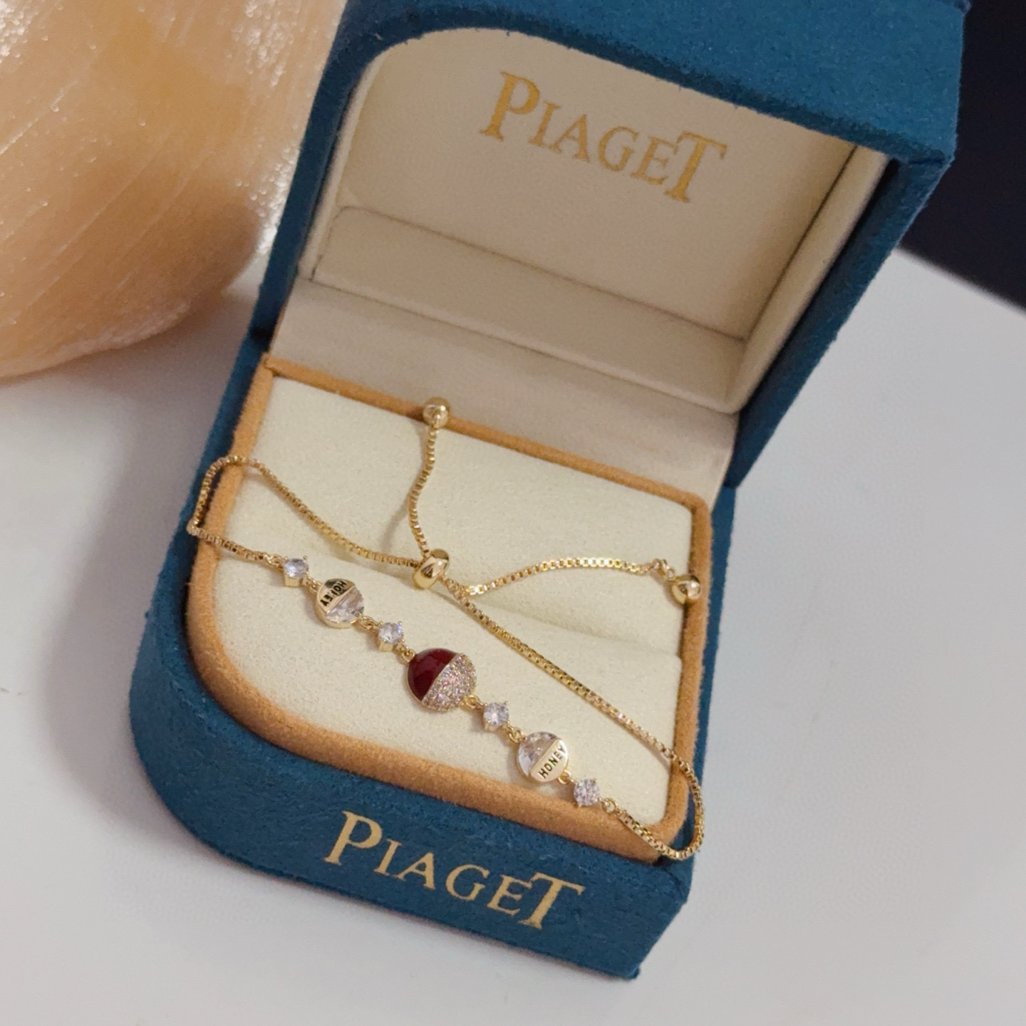 💰135   Piaget伯爵转运珠手链， 高端定制版本 镶嵌钻工艺 V金材质 ，可调节长度，设计独特，温柔
有质感～，款式经典大气，是性格的彰显，爱情的象征更是精神的一种寄托。从装饰旋转圆柱的项链到点缀旋转圆环的吊坠和手镯手链，珠宝都充满灵动趣味。