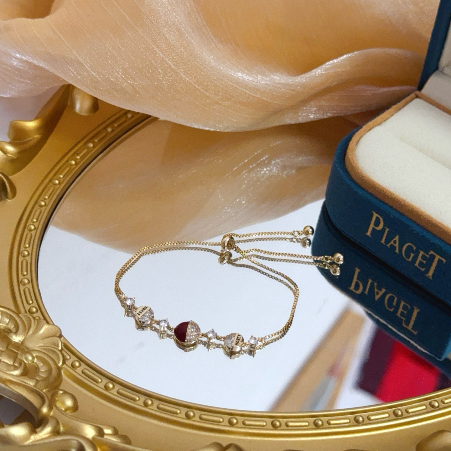 💰135   Piaget伯爵转运珠手链， 高端定制版本 镶嵌钻工艺 V金材质 ，可调节长度，设计独特，温柔
有质感～，款式经典大气，是性格的彰显，爱情的象征更是精神的一种寄托。从装饰旋转圆柱的项链到点缀旋转圆环的吊坠和手镯手链，珠宝都充满灵动趣味。