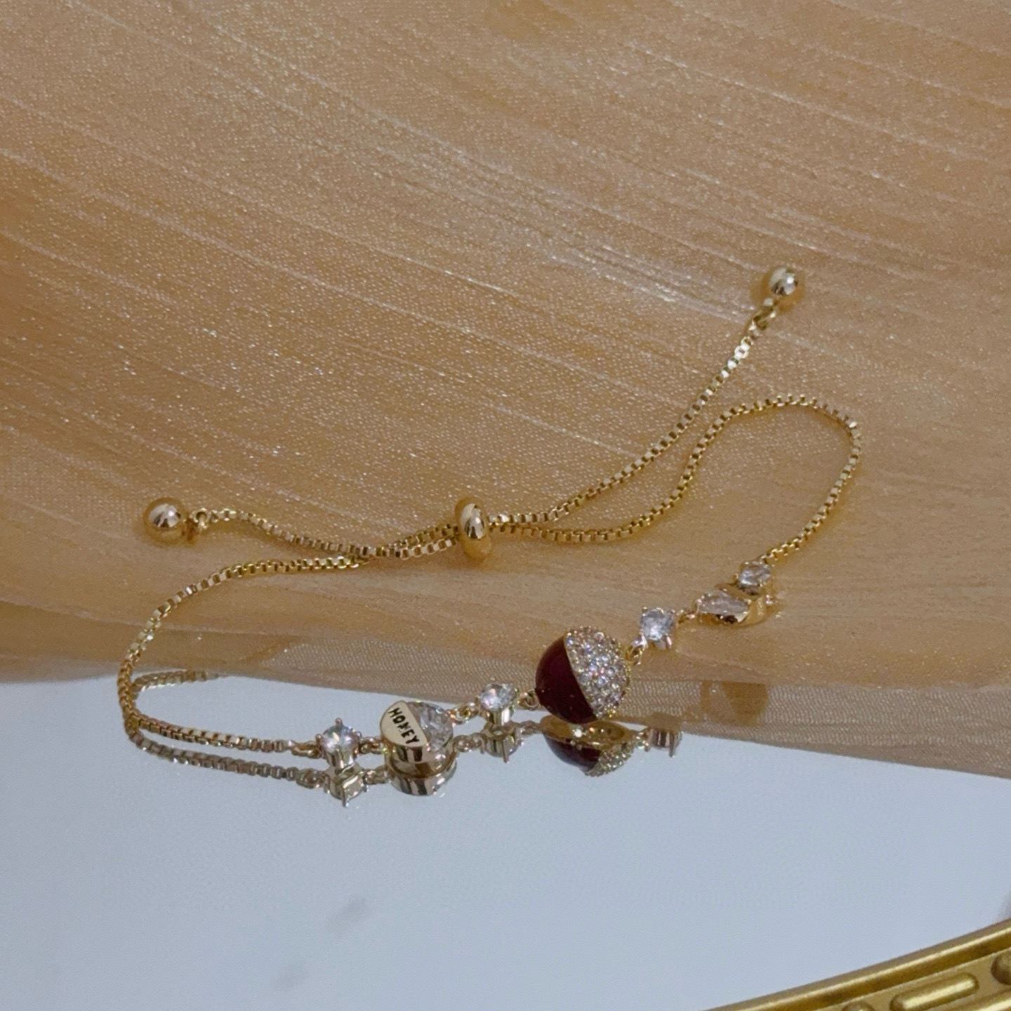 💰135   Piaget伯爵转运珠手链， 高端定制版本 镶嵌钻工艺 V金材质 ，可调节长度，设计独特，温柔
有质感～，款式经典大气，是性格的彰显，爱情的象征更是精神的一种寄托。从装饰旋转圆柱的项链到点缀旋转圆环的吊坠和手镯手链，珠宝都充满灵动趣味。