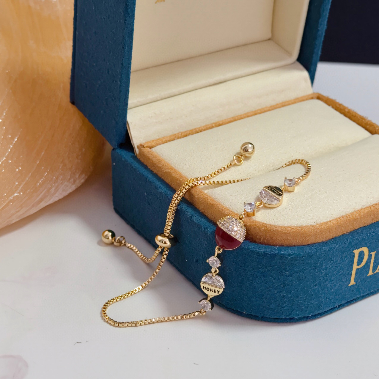 💰135   Piaget伯爵转运珠手链， 高端定制版本 镶嵌钻工艺 V金材质 ，可调节长度，设计独特，温柔
有质感～，款式经典大气，是性格的彰显，爱情的象征更是精神的一种寄托。从装饰旋转圆柱的项链到点缀旋转圆环的吊坠和手镯手链，珠宝都充满灵动趣味。