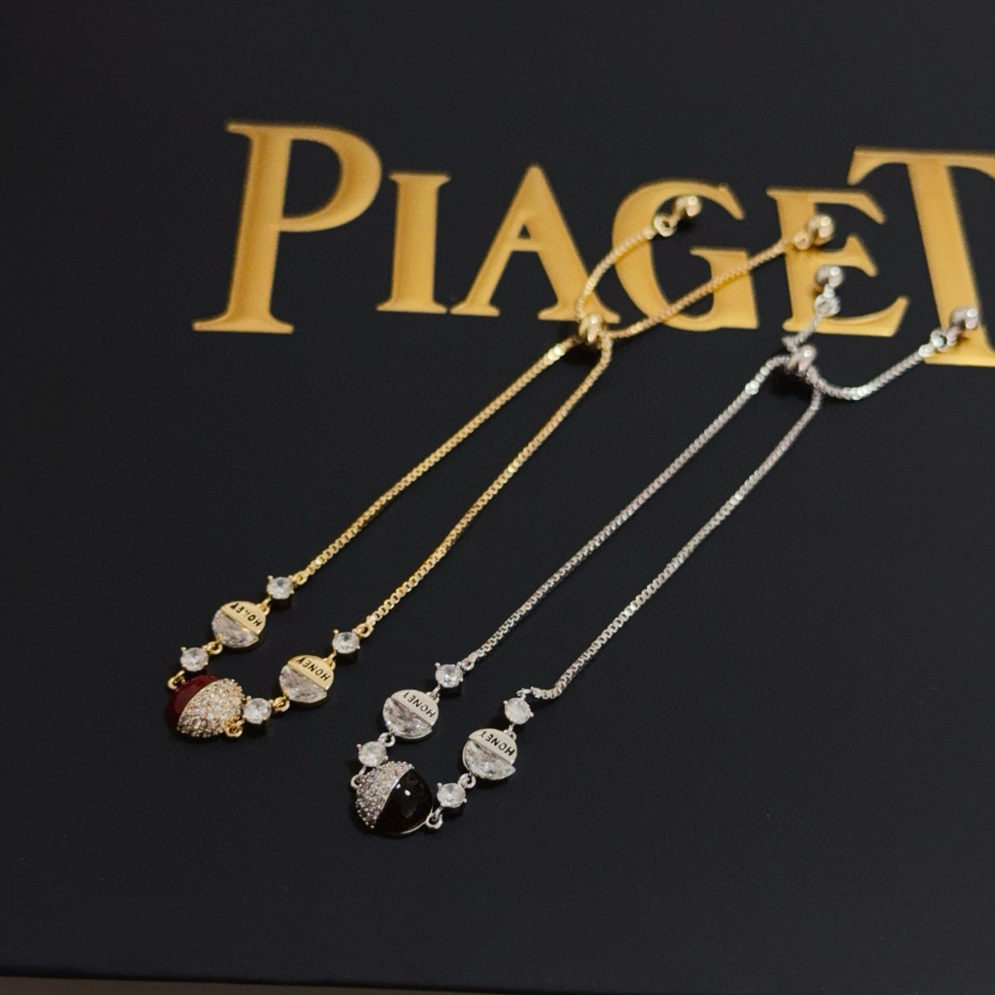 💰135   Piaget伯爵转运珠手链， 高端定制版本 镶嵌钻工艺 V金材质 ，可调节长度，设计独特，温柔
有质感～，款式经典大气，是性格的彰显，爱情的象征更是精神的一种寄托。从装饰旋转圆柱的项链到点缀旋转圆环的吊坠和手镯手链，珠宝都充满灵动趣味。
