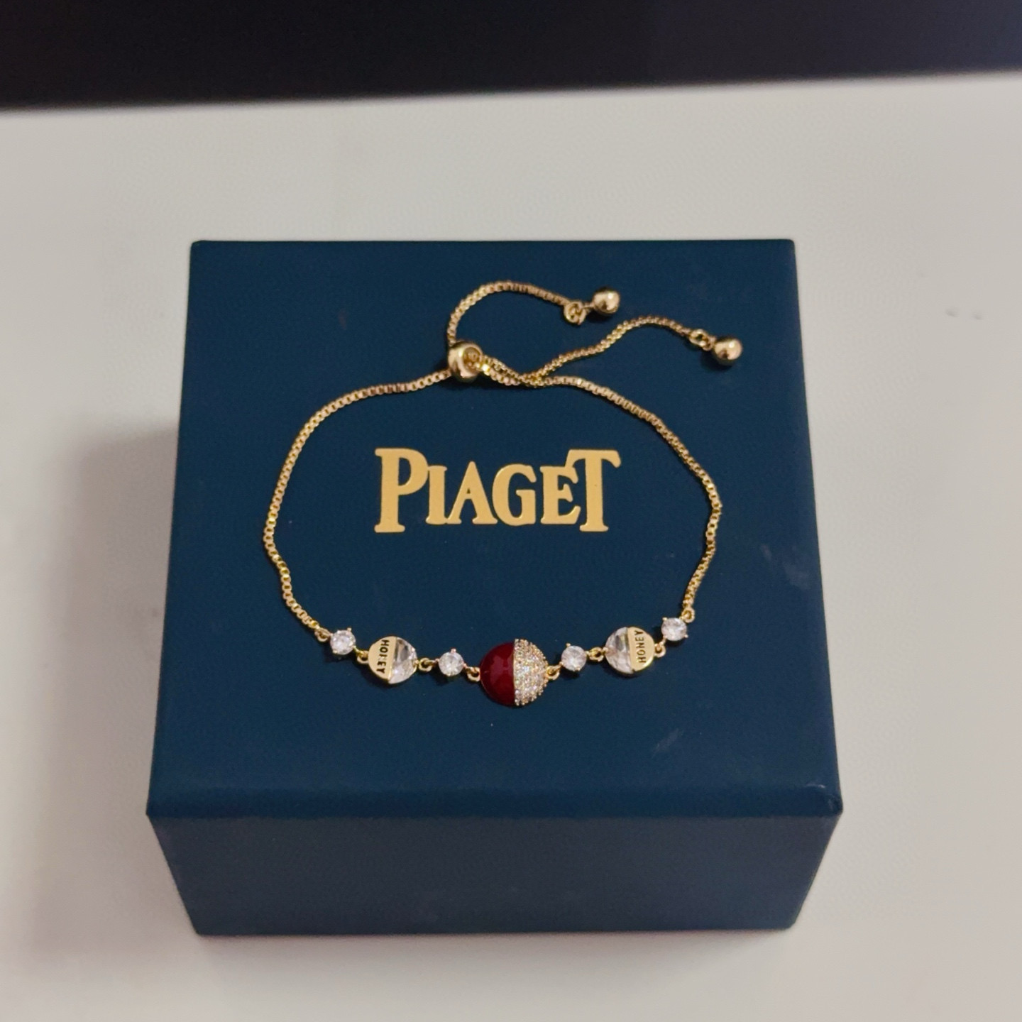 💰135   Piaget伯爵转运珠手链， 高端定制版本 镶嵌钻工艺 V金材质 ，可调节长度，设计独特，温柔
有质感～，款式经典大气，是性格的彰显，爱情的象征更是精神的一种寄托。从装饰旋转圆柱的项链到点缀旋转圆环的吊坠和手镯手链，珠宝都充满灵动趣味。