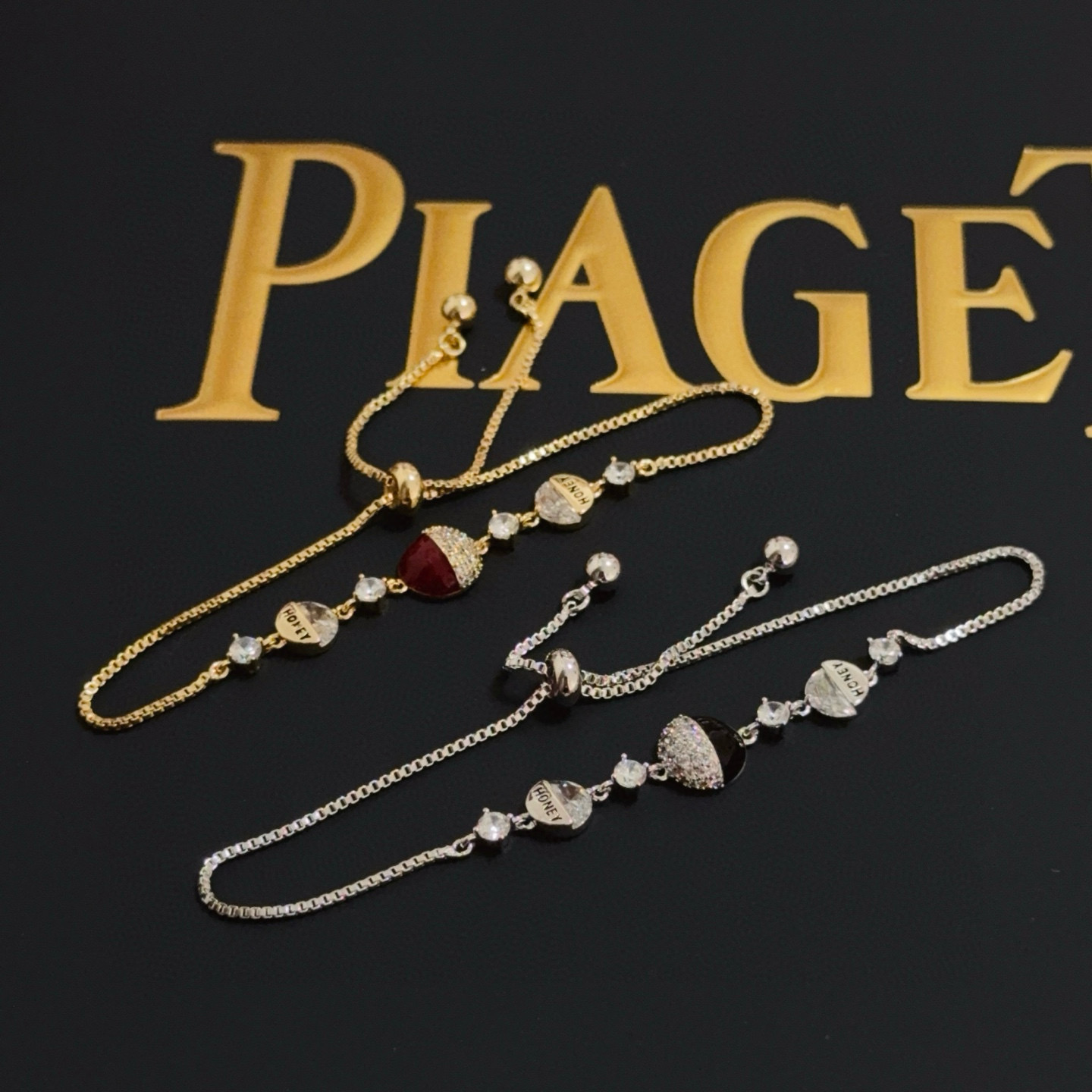 💰135   Piaget伯爵转运珠手链， 高端定制版本 镶嵌钻工艺 V金材质 ，可调节长度，设计独特，温柔
有质感～，款式经典大气，是性格的彰显，爱情的象征更是精神的一种寄托。从装饰旋转圆柱的项链到点缀旋转圆环的吊坠和手镯手链，珠宝都充满灵动趣味。