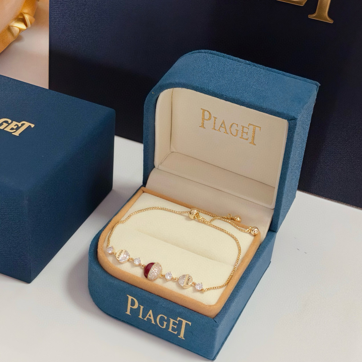 💰135   Piaget伯爵转运珠手链， 高端定制版本 镶嵌钻工艺 V金材质 ，可调节长度，设计独特，温柔
有质感～，款式经典大气，是性格的彰显，爱情的象征更是精神的一种寄托。从装饰旋转圆柱的项链到点缀旋转圆环的吊坠和手镯手链，珠宝都充满灵动趣味。
