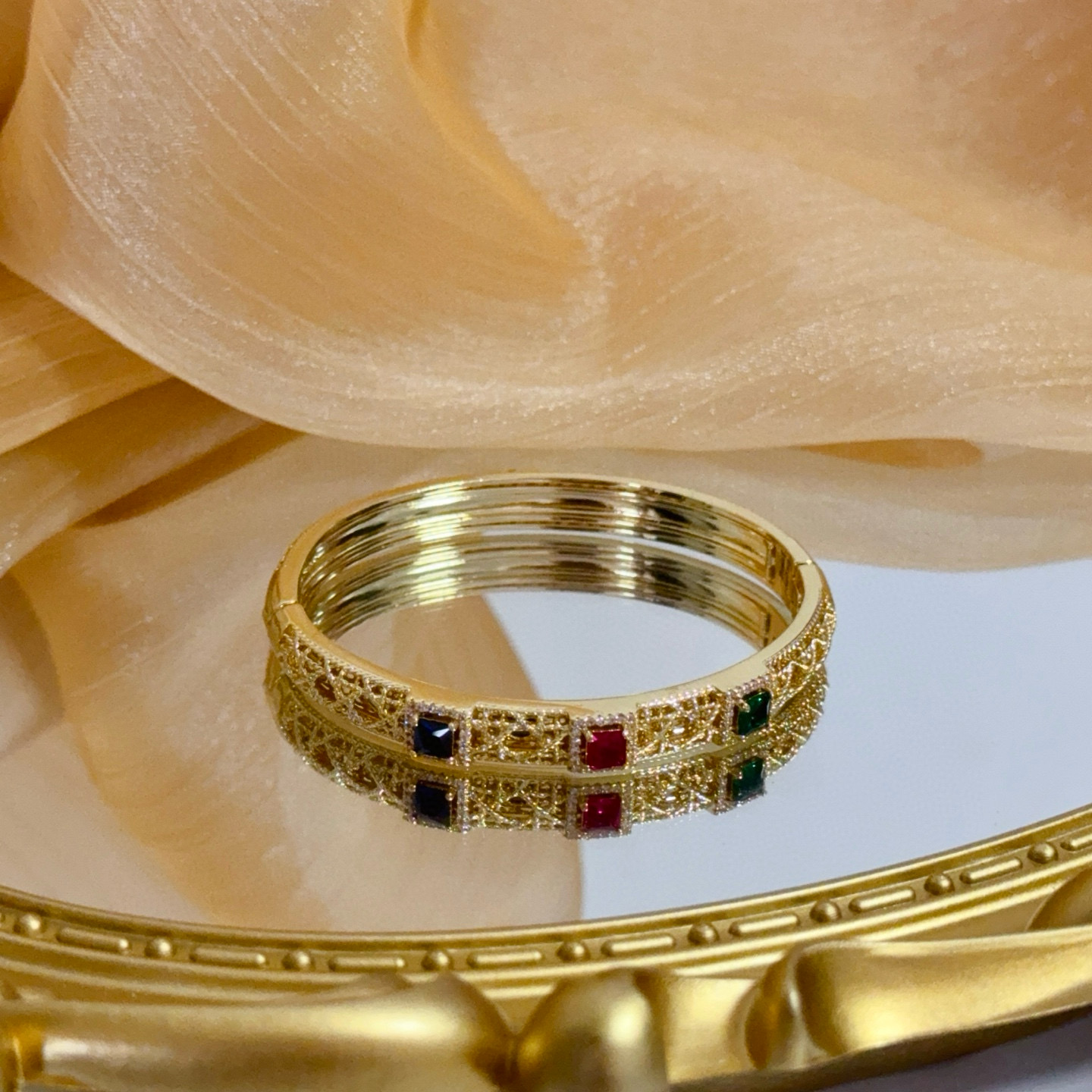 💰145   Piaget伯爵手镯， 高端定制版本 镶嵌钻工艺 ，V金材质 ，细节处尽显奢华。金属质感与纹理相互映衬，光线之下，熠熠生辉，体现了奢华与典雅的气质。无论是商务场合还是甜蜜约会都能凸显精致和优雅~上手都太美了，绝对是你的梦中情镯。