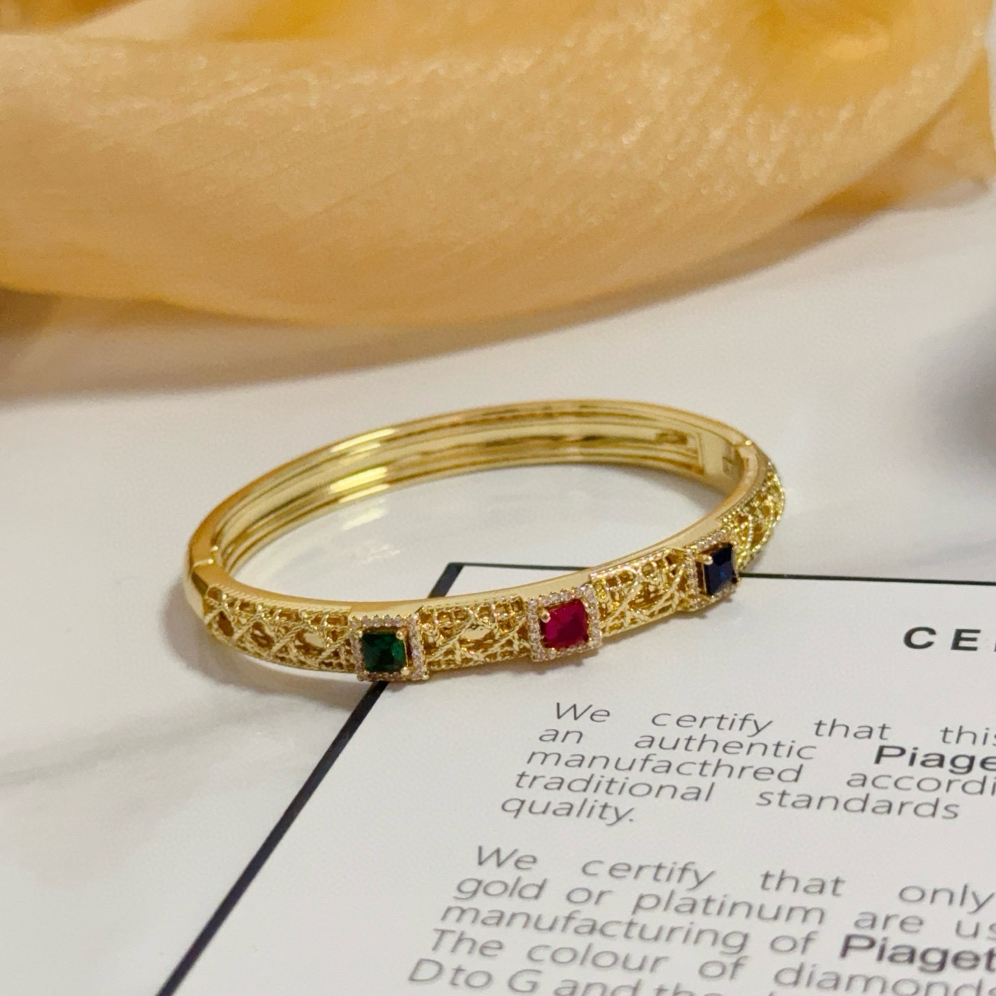 💰145   Piaget伯爵手镯， 高端定制版本 镶嵌钻工艺 ，V金材质 ，细节处尽显奢华。金属质感与纹理相互映衬，光线之下，熠熠生辉，体现了奢华与典雅的气质。无论是商务场合还是甜蜜约会都能凸显精致和优雅~上手都太美了，绝对是你的梦中情镯。