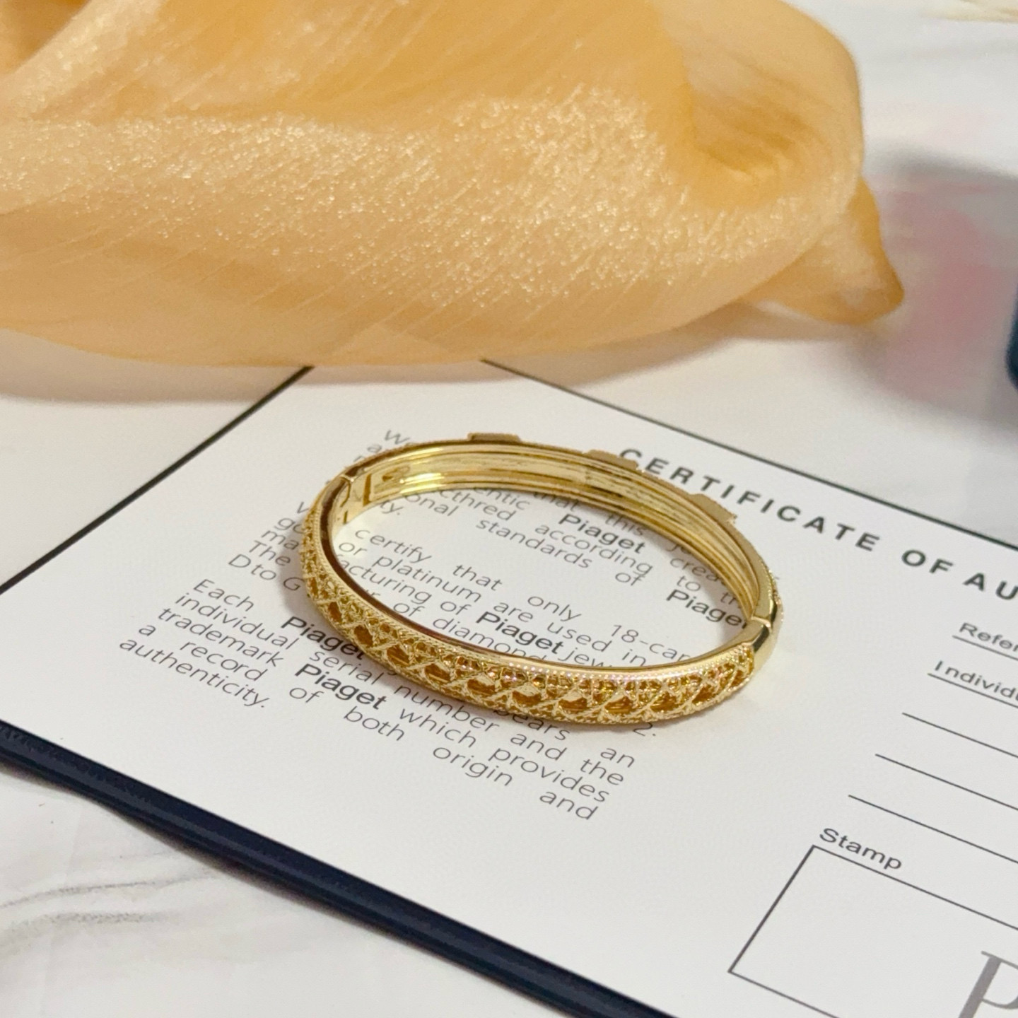 💰145   Piaget伯爵手镯， 高端定制版本 镶嵌钻工艺 ，V金材质 ，细节处尽显奢华。金属质感与纹理相互映衬，光线之下，熠熠生辉，体现了奢华与典雅的气质。无论是商务场合还是甜蜜约会都能凸显精致和优雅~上手都太美了，绝对是你的梦中情镯。