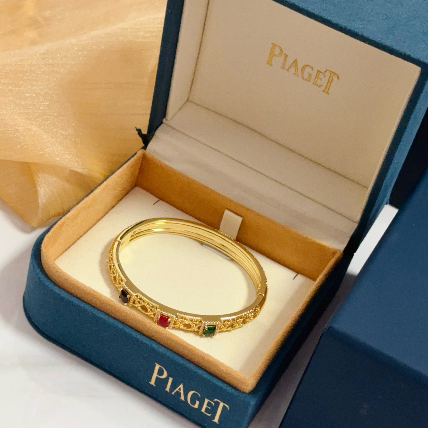 💰145   Piaget伯爵手镯， 高端定制版本 镶嵌钻工艺 ，V金材质 ，细节处尽显奢华。金属质感与纹理相互映衬，光线之下，熠熠生辉，体现了奢华与典雅的气质。无论是商务场合还是甜蜜约会都能凸显精致和优雅~上手都太美了，绝对是你的梦中情镯。