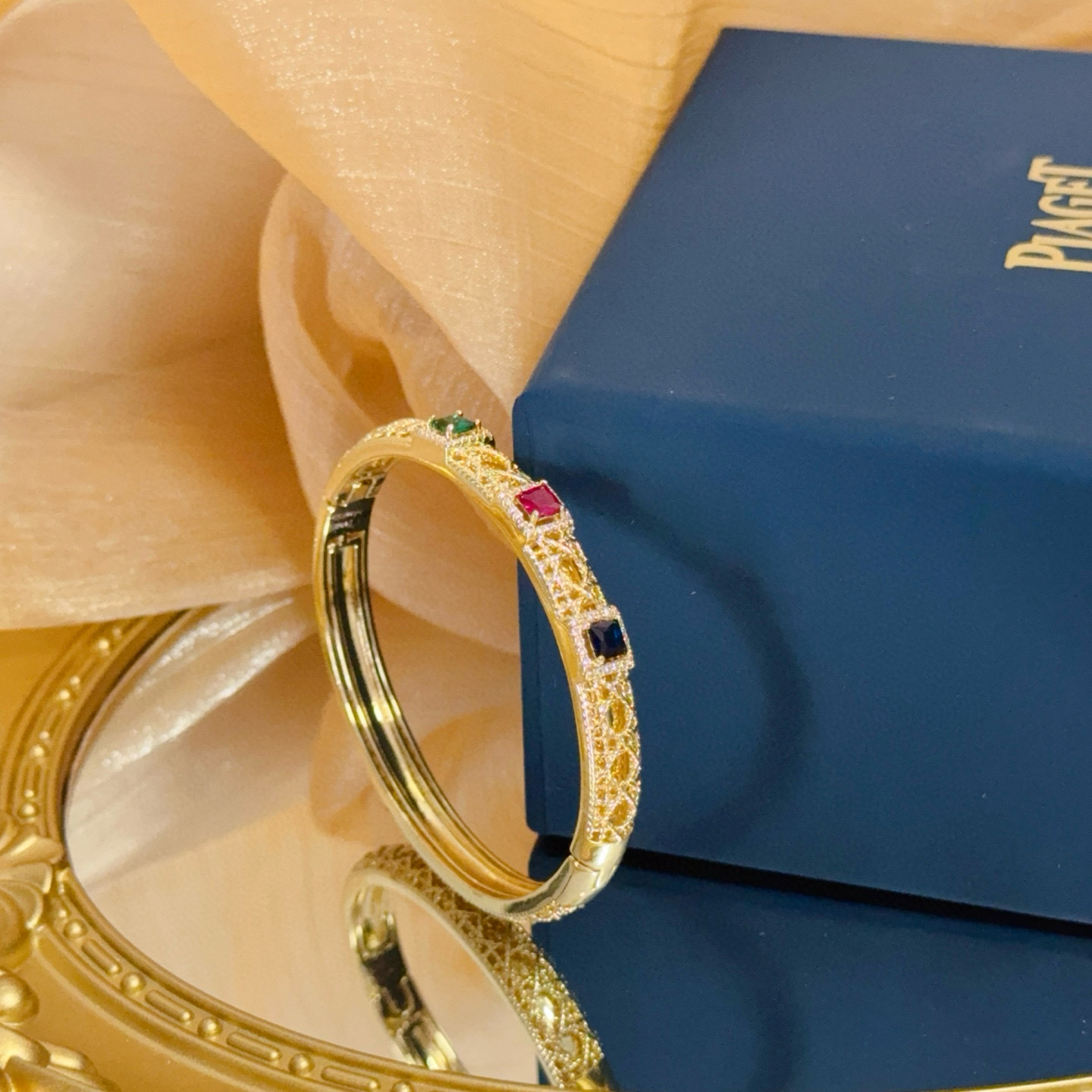 💰145   Piaget伯爵手镯， 高端定制版本 镶嵌钻工艺 ，V金材质 ，细节处尽显奢华。金属质感与纹理相互映衬，光线之下，熠熠生辉，体现了奢华与典雅的气质。无论是商务场合还是甜蜜约会都能凸显精致和优雅~上手都太美了，绝对是你的梦中情镯。