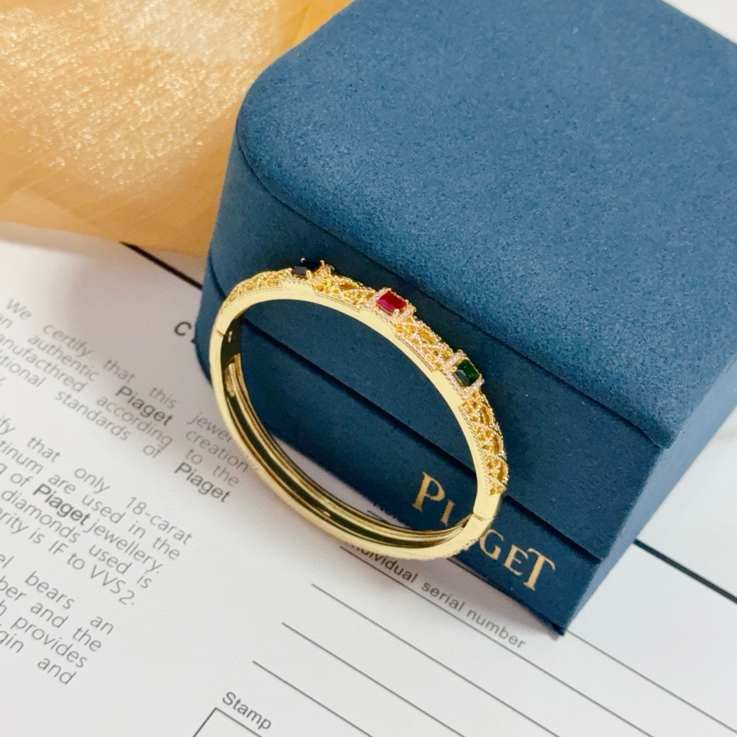 💰145   Piaget伯爵手镯， 高端定制版本 镶嵌钻工艺 ，V金材质 ，细节处尽显奢华。金属质感与纹理相互映衬，光线之下，熠熠生辉，体现了奢华与典雅的气质。无论是商务场合还是甜蜜约会都能凸显精致和优雅~上手都太美了，绝对是你的梦中情镯。