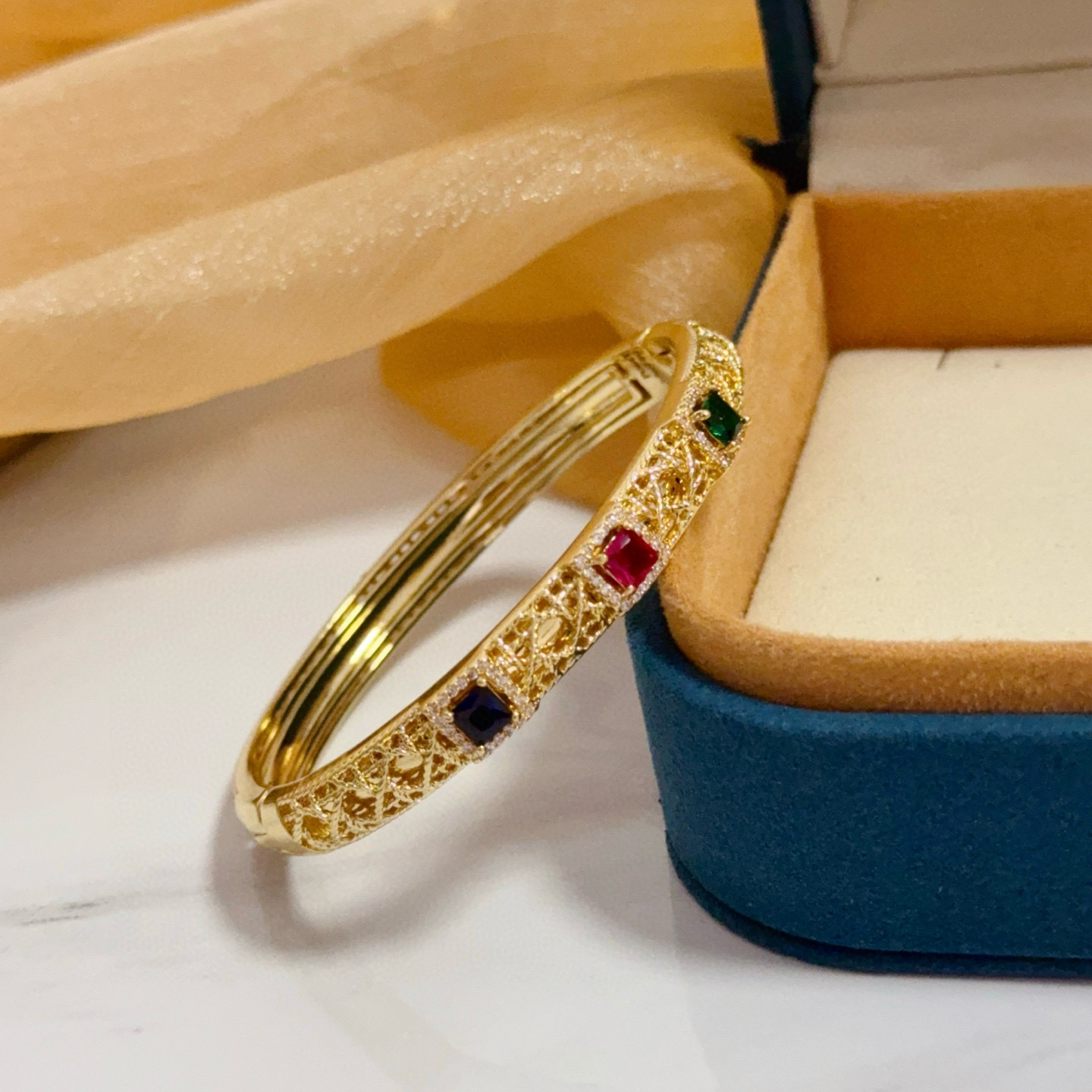 💰145   Piaget伯爵手镯， 高端定制版本 镶嵌钻工艺 ，V金材质 ，细节处尽显奢华。金属质感与纹理相互映衬，光线之下，熠熠生辉，体现了奢华与典雅的气质。无论是商务场合还是甜蜜约会都能凸显精致和优雅~上手都太美了，绝对是你的梦中情镯。