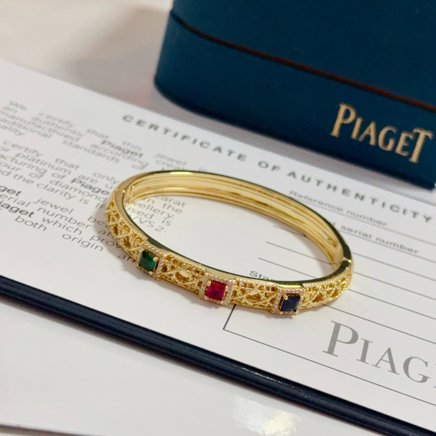 💰145   Piaget伯爵手镯， 高端定制版本 镶嵌钻工艺 ，V金材质 ，细节处尽显奢华。金属质感与纹理相互映衬，光线之下，熠熠生辉，体现了奢华与典雅的气质。无论是商务场合还是甜蜜约会都能凸显精致和优雅~上手都太美了，绝对是你的梦中情镯。