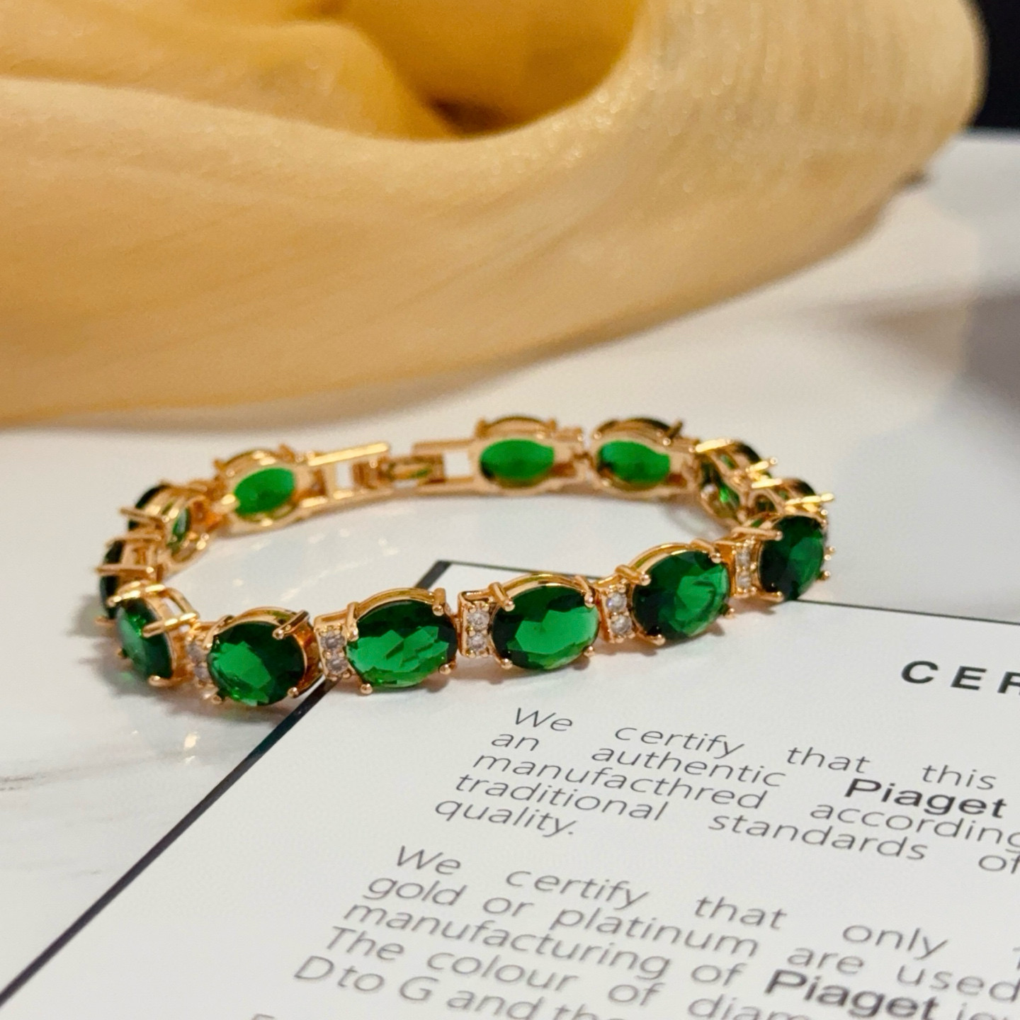 💰155 Piaget伯爵绿钻手链，高端定制版本 镶嵌钻工艺 ，V金材质 ，细节处尽显奢华。金属质感与纹理相互映衬，光线之下，熠熠生辉，体现了奢华与典雅的气质。无论是商务场合还是甜蜜约会都能凸显精致和优雅~上手都太美了，绝对是你的梦中情镯。