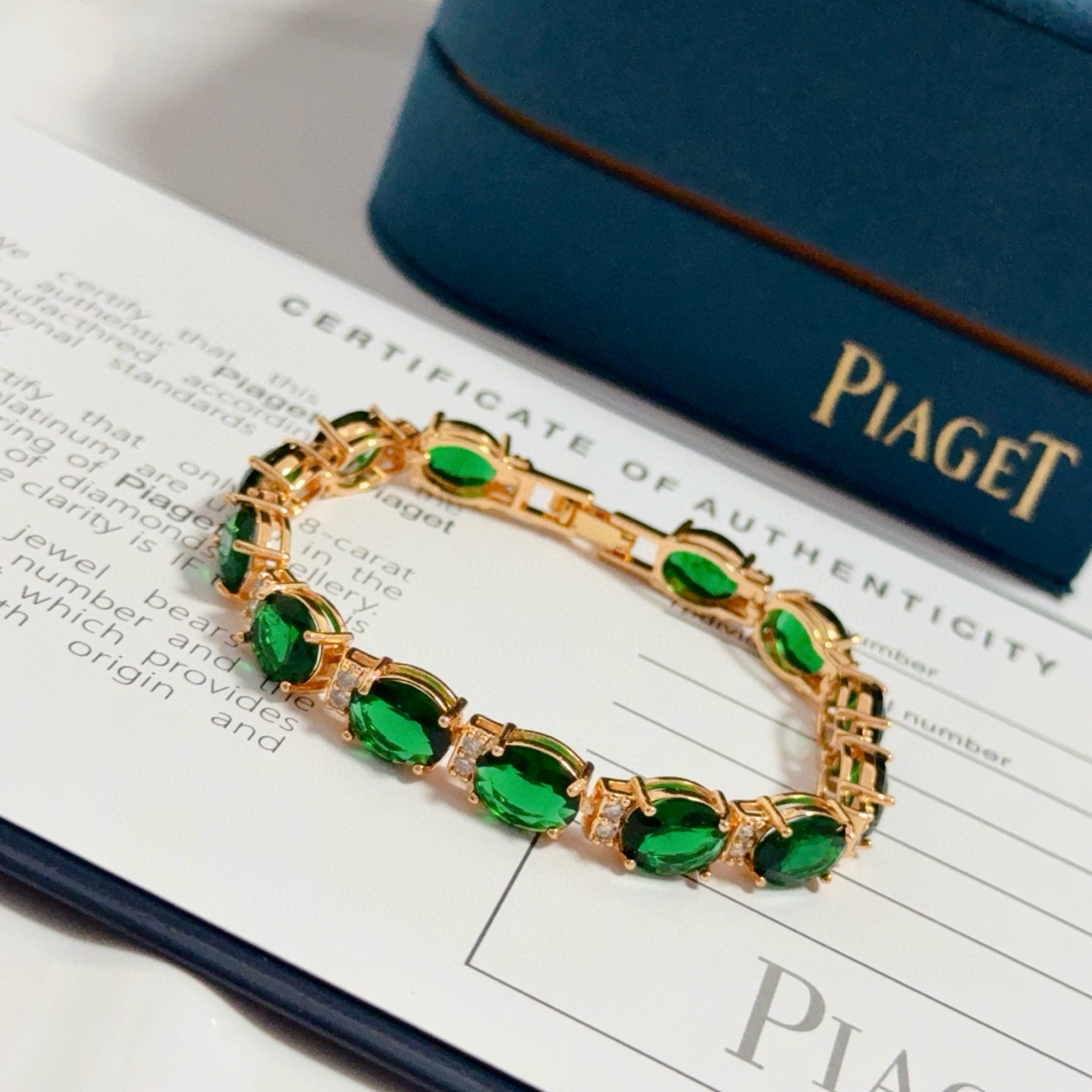 💰155 Piaget伯爵绿钻手链，高端定制版本 镶嵌钻工艺 ，V金材质 ，细节处尽显奢华。金属质感与纹理相互映衬，光线之下，熠熠生辉，体现了奢华与典雅的气质。无论是商务场合还是甜蜜约会都能凸显精致和优雅~上手都太美了，绝对是你的梦中情镯。