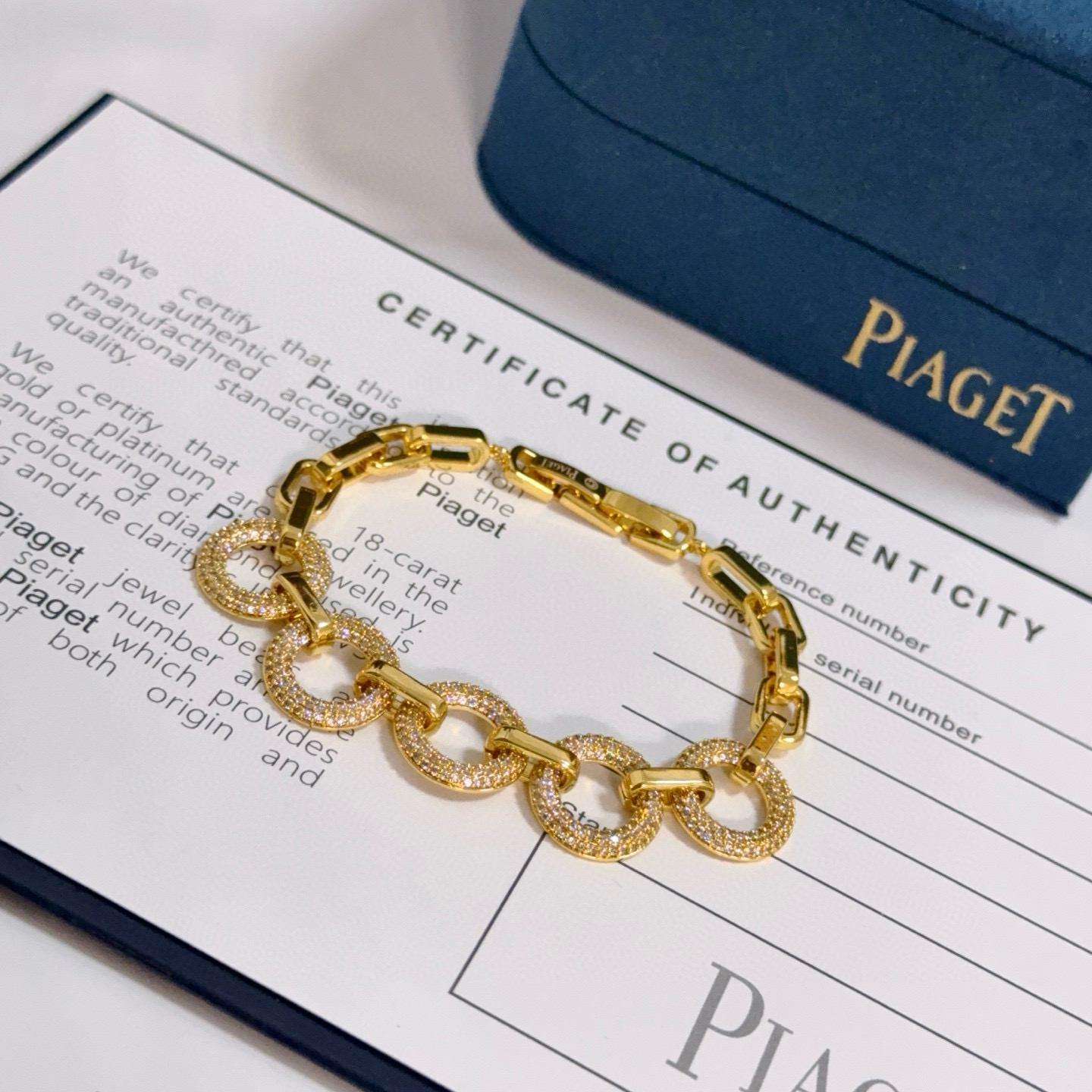 💰155    Piaget伯爵手链 高端定制版本 镶嵌钻工艺 ，V金材质 ，细节处尽显奢华。金属质感与纹理相互映衬，光线之下，熠熠生辉，体现了奢华与典雅的气质。无论是商务场合还是甜蜜约会都能凸显精致和优雅~上手都太美了，绝对是你的梦中情镯。