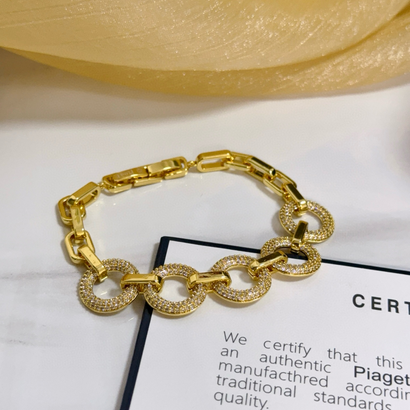 💰155    Piaget伯爵手链 高端定制版本 镶嵌钻工艺 ，V金材质 ，细节处尽显奢华。金属质感与纹理相互映衬，光线之下，熠熠生辉，体现了奢华与典雅的气质。无论是商务场合还是甜蜜约会都能凸显精致和优雅~上手都太美了，绝对是你的梦中情镯。
