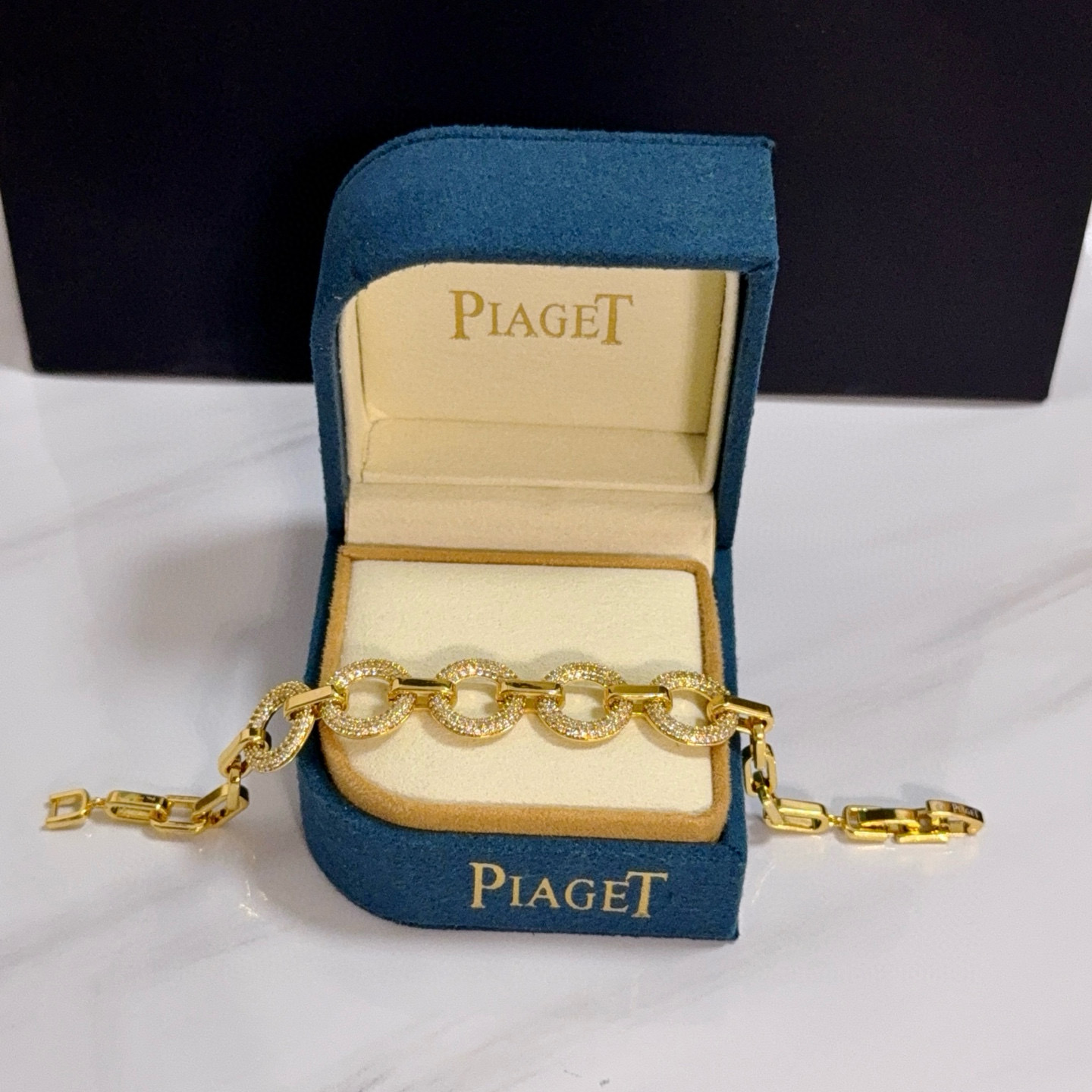 💰155    Piaget伯爵手链 高端定制版本 镶嵌钻工艺 ，V金材质 ，细节处尽显奢华。金属质感与纹理相互映衬，光线之下，熠熠生辉，体现了奢华与典雅的气质。无论是商务场合还是甜蜜约会都能凸显精致和优雅~上手都太美了，绝对是你的梦中情镯。