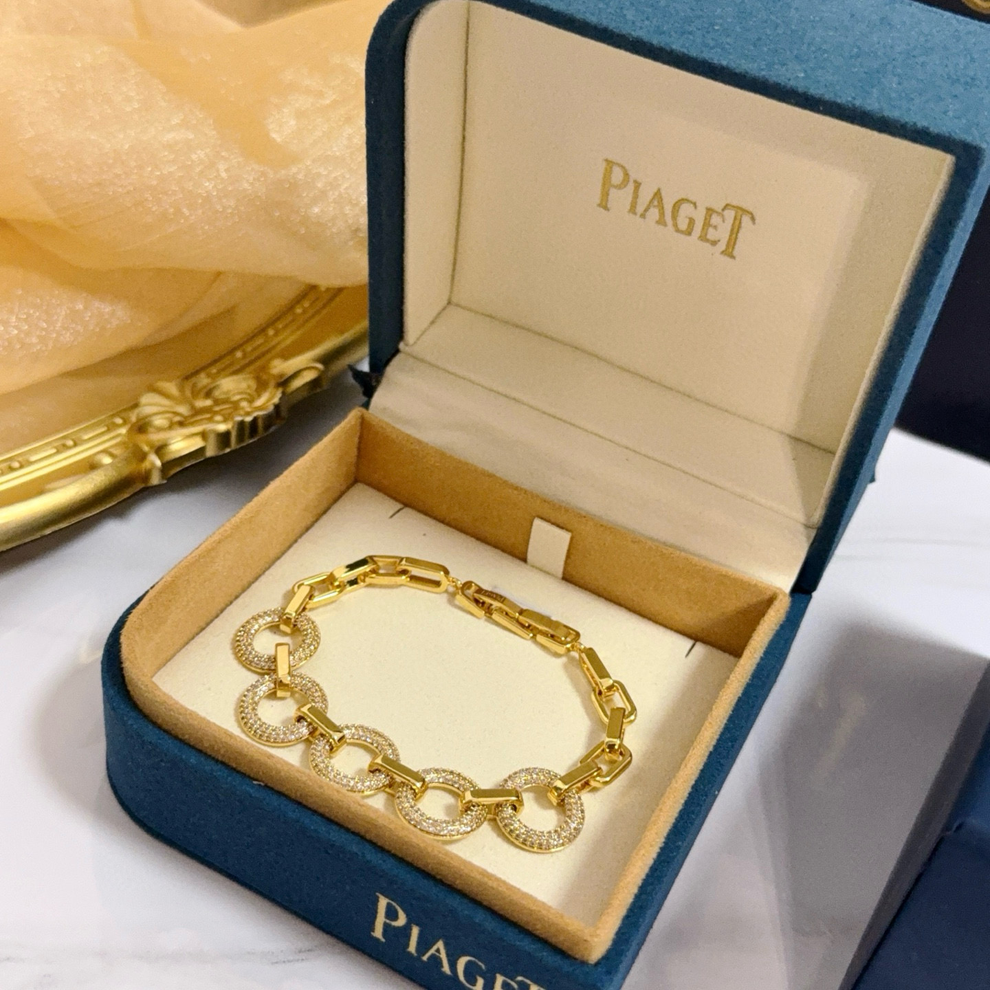 💰155    Piaget伯爵手链 高端定制版本 镶嵌钻工艺 ，V金材质 ，细节处尽显奢华。金属质感与纹理相互映衬，光线之下，熠熠生辉，体现了奢华与典雅的气质。无论是商务场合还是甜蜜约会都能凸显精致和优雅~上手都太美了，绝对是你的梦中情镯。