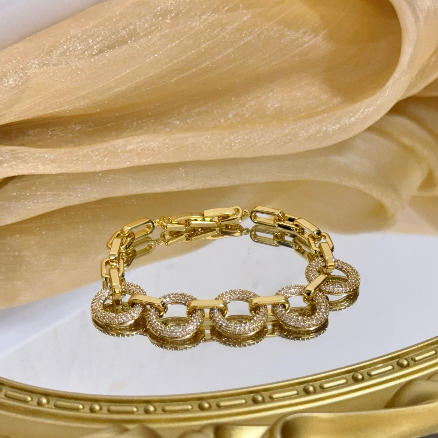 💰155    Piaget伯爵手链 高端定制版本 镶嵌钻工艺 ，V金材质 ，细节处尽显奢华。金属质感与纹理相互映衬，光线之下，熠熠生辉，体现了奢华与典雅的气质。无论是商务场合还是甜蜜约会都能凸显精致和优雅~上手都太美了，绝对是你的梦中情镯。