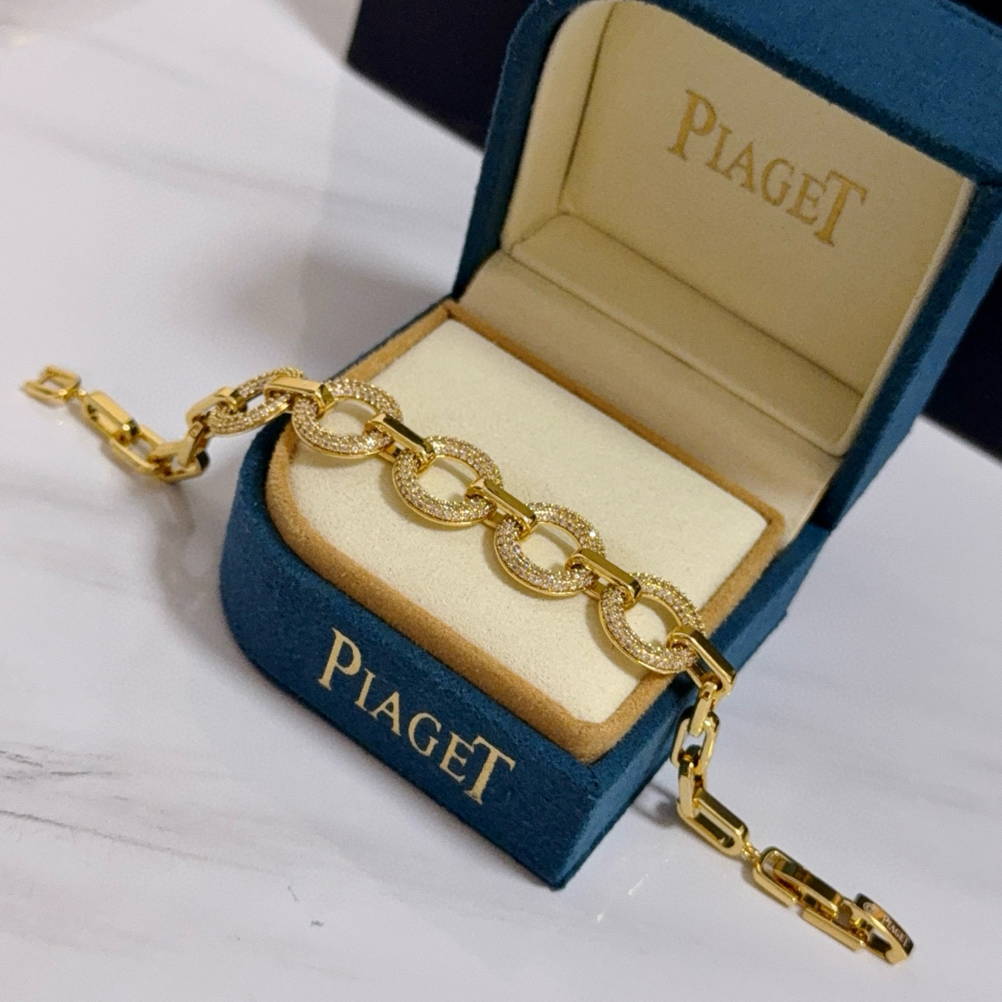 💰155    Piaget伯爵手链 高端定制版本 镶嵌钻工艺 ，V金材质 ，细节处尽显奢华。金属质感与纹理相互映衬，光线之下，熠熠生辉，体现了奢华与典雅的气质。无论是商务场合还是甜蜜约会都能凸显精致和优雅~上手都太美了，绝对是你的梦中情镯。