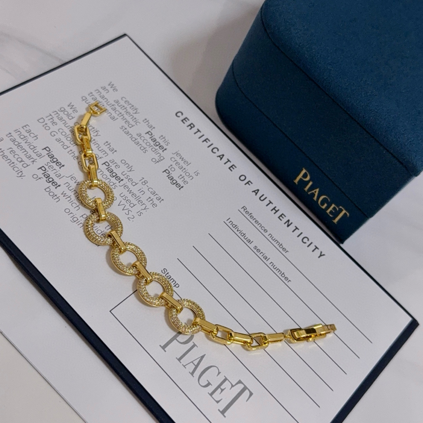 💰155    Piaget伯爵手链 高端定制版本 镶嵌钻工艺 ，V金材质 ，细节处尽显奢华。金属质感与纹理相互映衬，光线之下，熠熠生辉，体现了奢华与典雅的气质。无论是商务场合还是甜蜜约会都能凸显精致和优雅~上手都太美了，绝对是你的梦中情镯。
