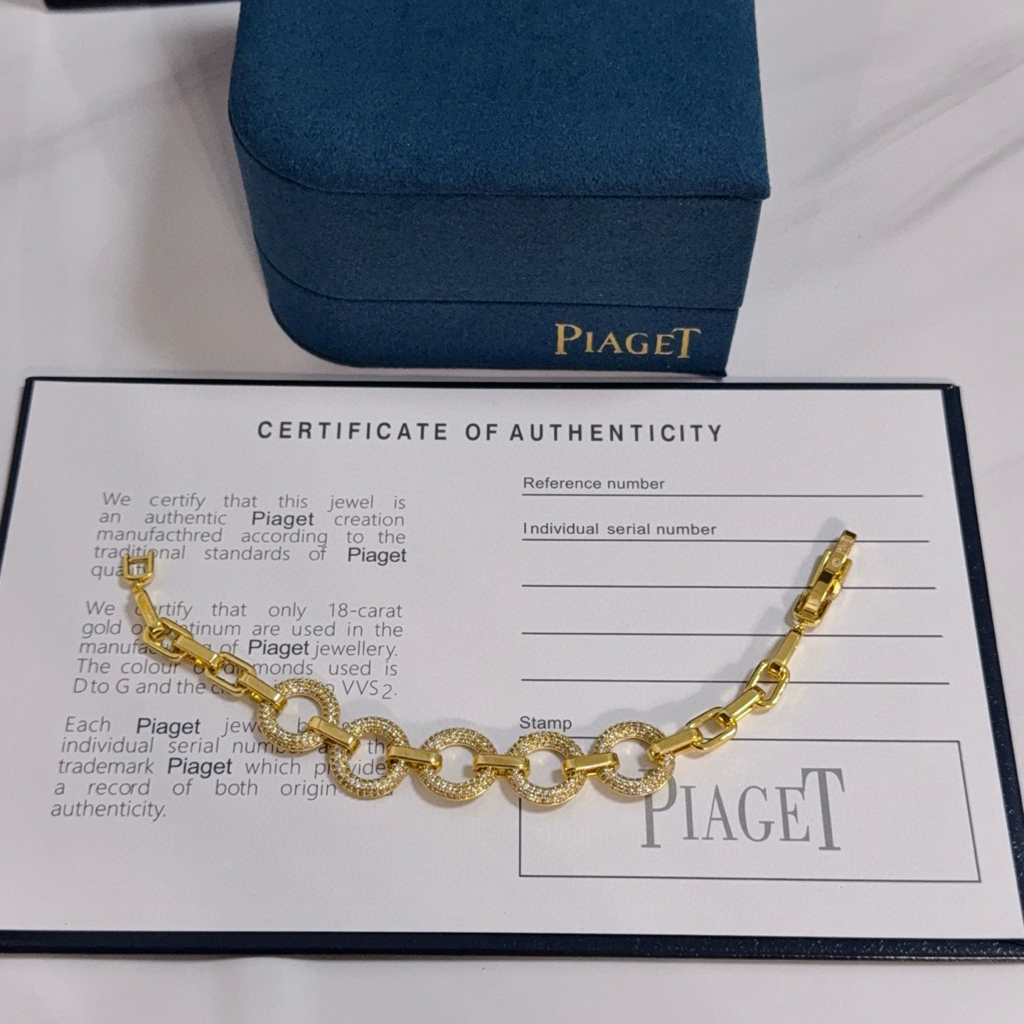 💰155    Piaget伯爵手链 高端定制版本 镶嵌钻工艺 ，V金材质 ，细节处尽显奢华。金属质感与纹理相互映衬，光线之下，熠熠生辉，体现了奢华与典雅的气质。无论是商务场合还是甜蜜约会都能凸显精致和优雅~上手都太美了，绝对是你的梦中情镯。
