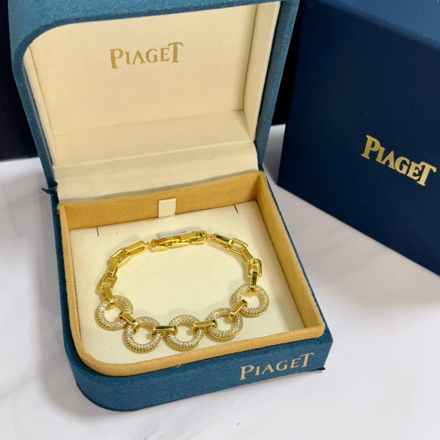 NO:641548,Piaget bracelet is a high-end customized version with diamond inlay technology and V-gold material. The details are full of luxury. The metal texture and texture complement each other and shine under the light, reflecting the luxury and elegance. Whether it is a business occasion or a sweet date, it can highlight the delicacy and elegance. It is so beautiful to get it. It is definitely your dream bracelet., jewelry boutique, Piaget, bracelet19860909Piaget伯爵手链 高端定制版本 镶嵌钻工艺 ,V金材质 ,细节处尽显奢华.金属质感与纹理相互映衬,光线之下,熠熠生辉,体现了奢华与典雅的气质.无论是商务场合还是甜蜜约会都能凸显精致和优雅~上手都太美了,绝对是你的梦中情镯.,饰品精品,piaget,bracelet,Jewelry