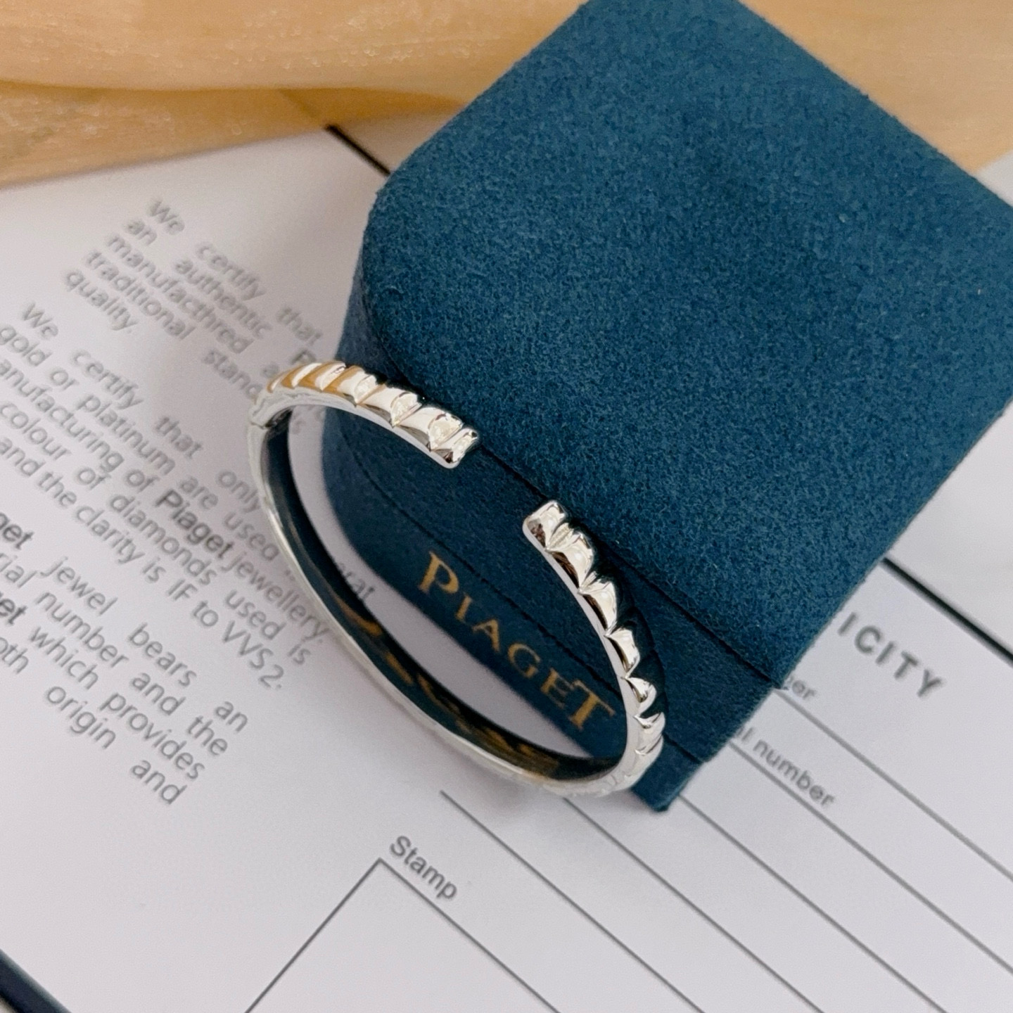 💰145    Piaget伯爵手镯 高端定制版本 镶嵌钻工艺 ，V金材质 ，细节处尽显奢华。金属质感与纹理相互映衬，光线之下，熠熠生辉，体现了奢华与典雅的气质。无论是商务场合还是甜蜜约会都能凸显精致和优雅~上手都太美了，绝对是你的梦中情镯。