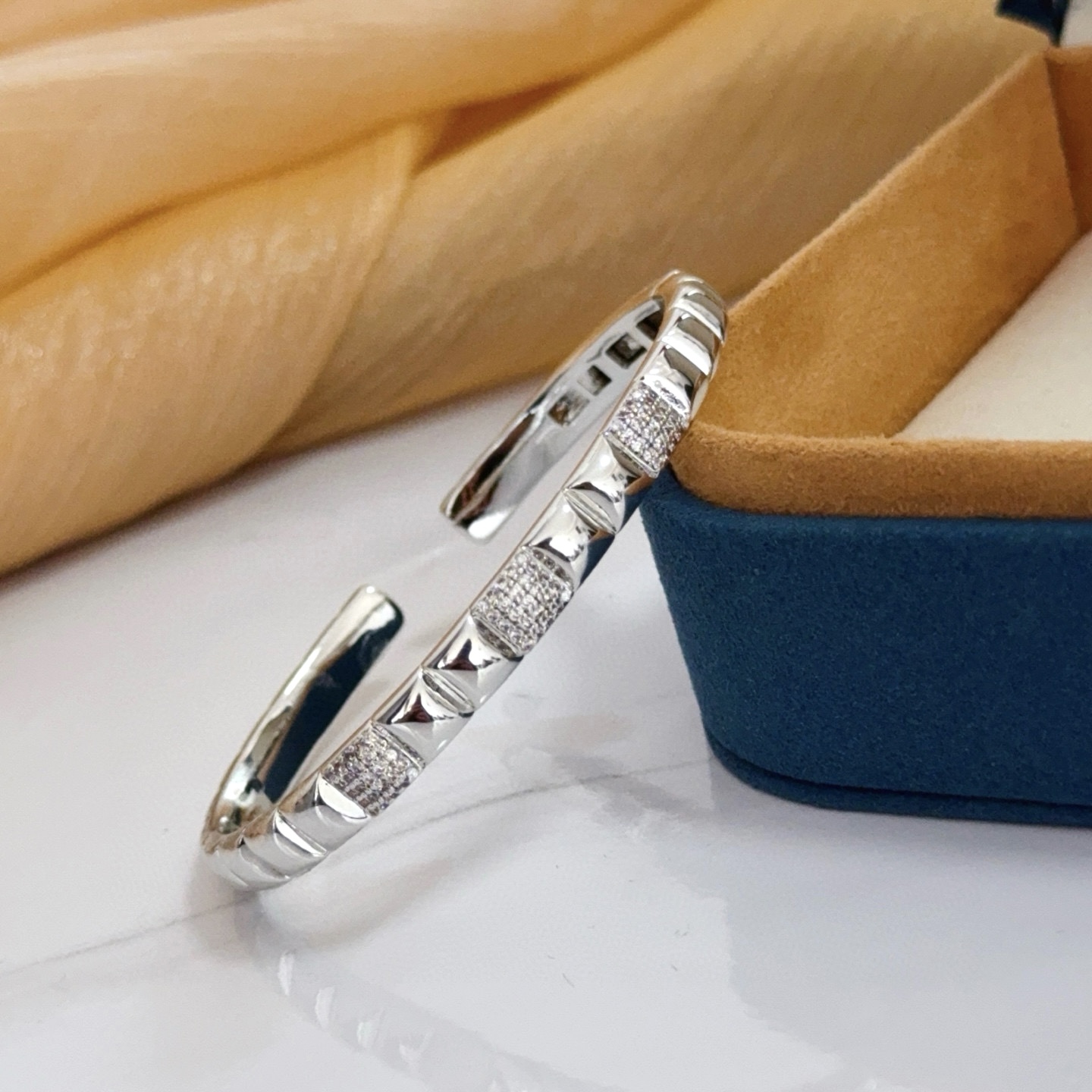 💰145    Piaget伯爵手镯 高端定制版本 镶嵌钻工艺 ，V金材质 ，细节处尽显奢华。金属质感与纹理相互映衬，光线之下，熠熠生辉，体现了奢华与典雅的气质。无论是商务场合还是甜蜜约会都能凸显精致和优雅~上手都太美了，绝对是你的梦中情镯。