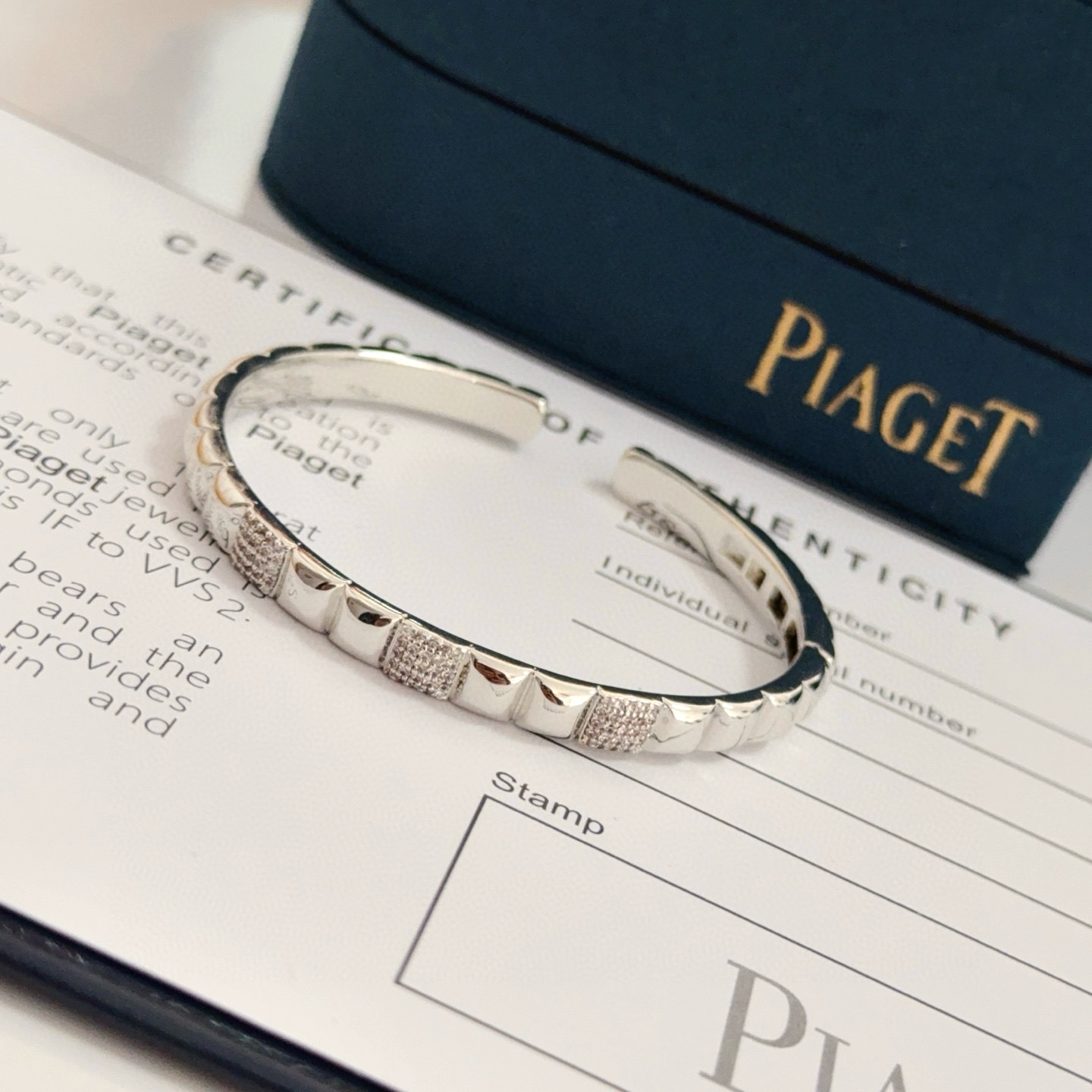 💰145    Piaget伯爵手镯 高端定制版本 镶嵌钻工艺 ，V金材质 ，细节处尽显奢华。金属质感与纹理相互映衬，光线之下，熠熠生辉，体现了奢华与典雅的气质。无论是商务场合还是甜蜜约会都能凸显精致和优雅~上手都太美了，绝对是你的梦中情镯。