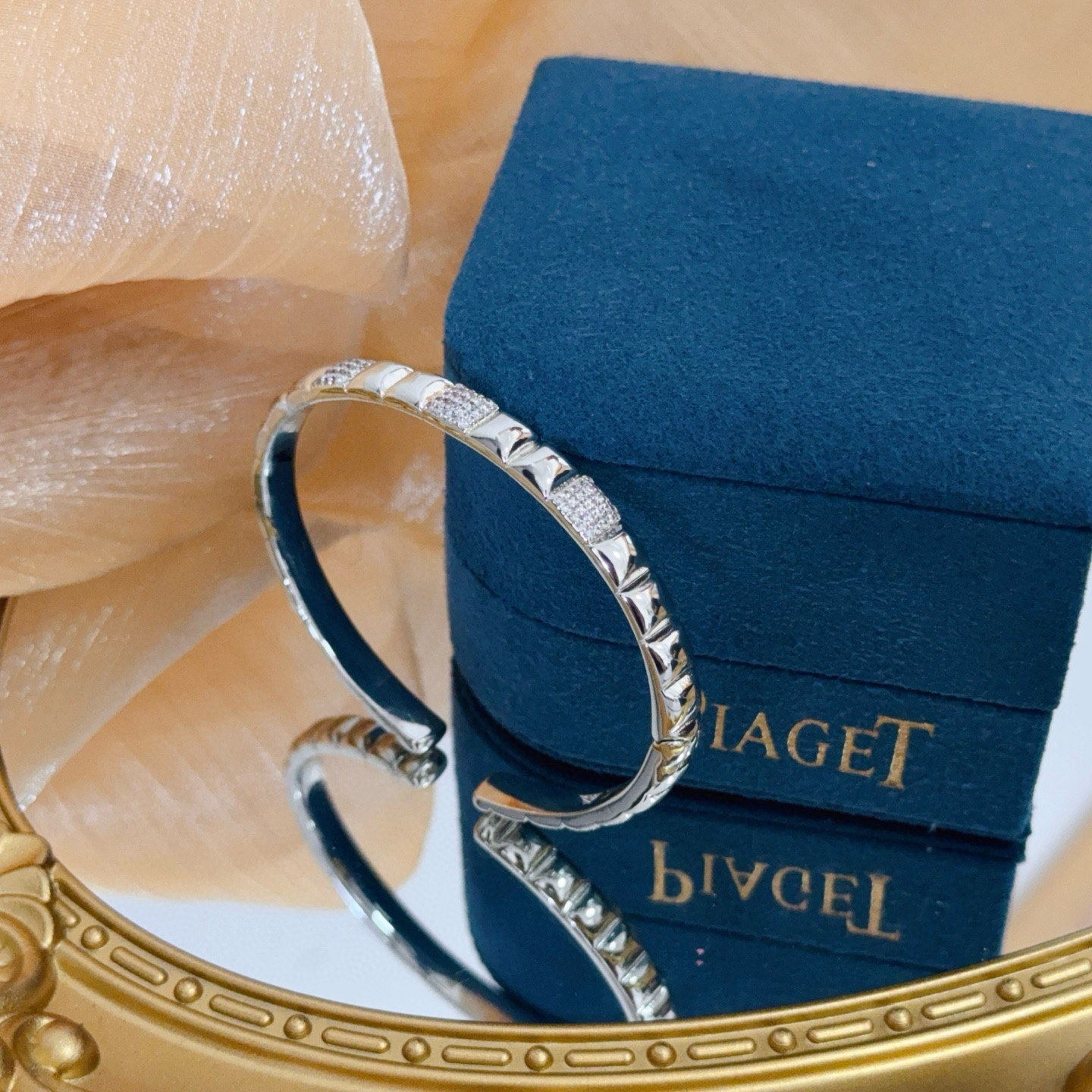 💰145    Piaget伯爵手镯 高端定制版本 镶嵌钻工艺 ，V金材质 ，细节处尽显奢华。金属质感与纹理相互映衬，光线之下，熠熠生辉，体现了奢华与典雅的气质。无论是商务场合还是甜蜜约会都能凸显精致和优雅~上手都太美了，绝对是你的梦中情镯。