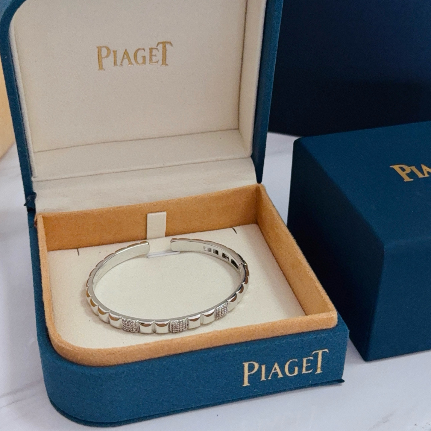 NO:641550,Piaget bracelet is a high-end customized version with inlaid diamond craftsmanship and V-gold material. The details are luxurious. The metal texture and texture complement each other and shine under the light, reflecting the luxury and elegance. Whether it is a business occasion or a sweet date, it can highlight delicacy and elegance. It is so beautiful when you get it. It is definitely your dream bracelet., jewelry boutique, Piaget, bracelet19860909Piaget伯爵手镯 高端定制版本 镶嵌钻工艺 ,V金材质 ,细节处尽显奢华.金属质感与纹理相互映衬,光线之下,熠熠生辉,体现了奢华与典雅的气质.无论是商务场合还是甜蜜约会都能凸显精致和优雅~上手都太美了,绝对是你的梦中情镯.,饰品精品,piaget,bracelet,Jewelry