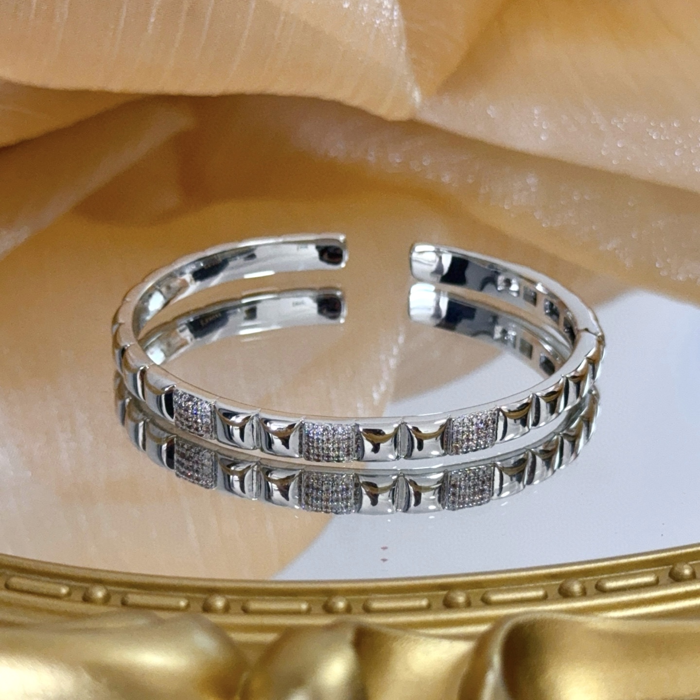 💰145    Piaget伯爵手镯 高端定制版本 镶嵌钻工艺 ，V金材质 ，细节处尽显奢华。金属质感与纹理相互映衬，光线之下，熠熠生辉，体现了奢华与典雅的气质。无论是商务场合还是甜蜜约会都能凸显精致和优雅~上手都太美了，绝对是你的梦中情镯。