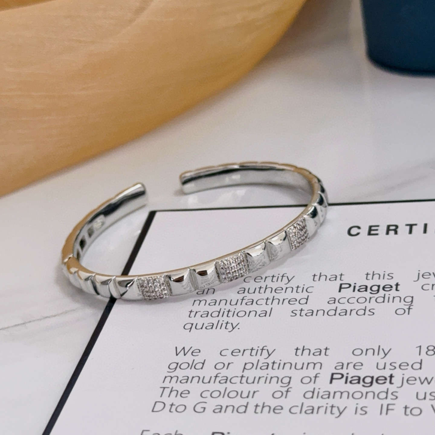 💰145    Piaget伯爵手镯 高端定制版本 镶嵌钻工艺 ，V金材质 ，细节处尽显奢华。金属质感与纹理相互映衬，光线之下，熠熠生辉，体现了奢华与典雅的气质。无论是商务场合还是甜蜜约会都能凸显精致和优雅~上手都太美了，绝对是你的梦中情镯。