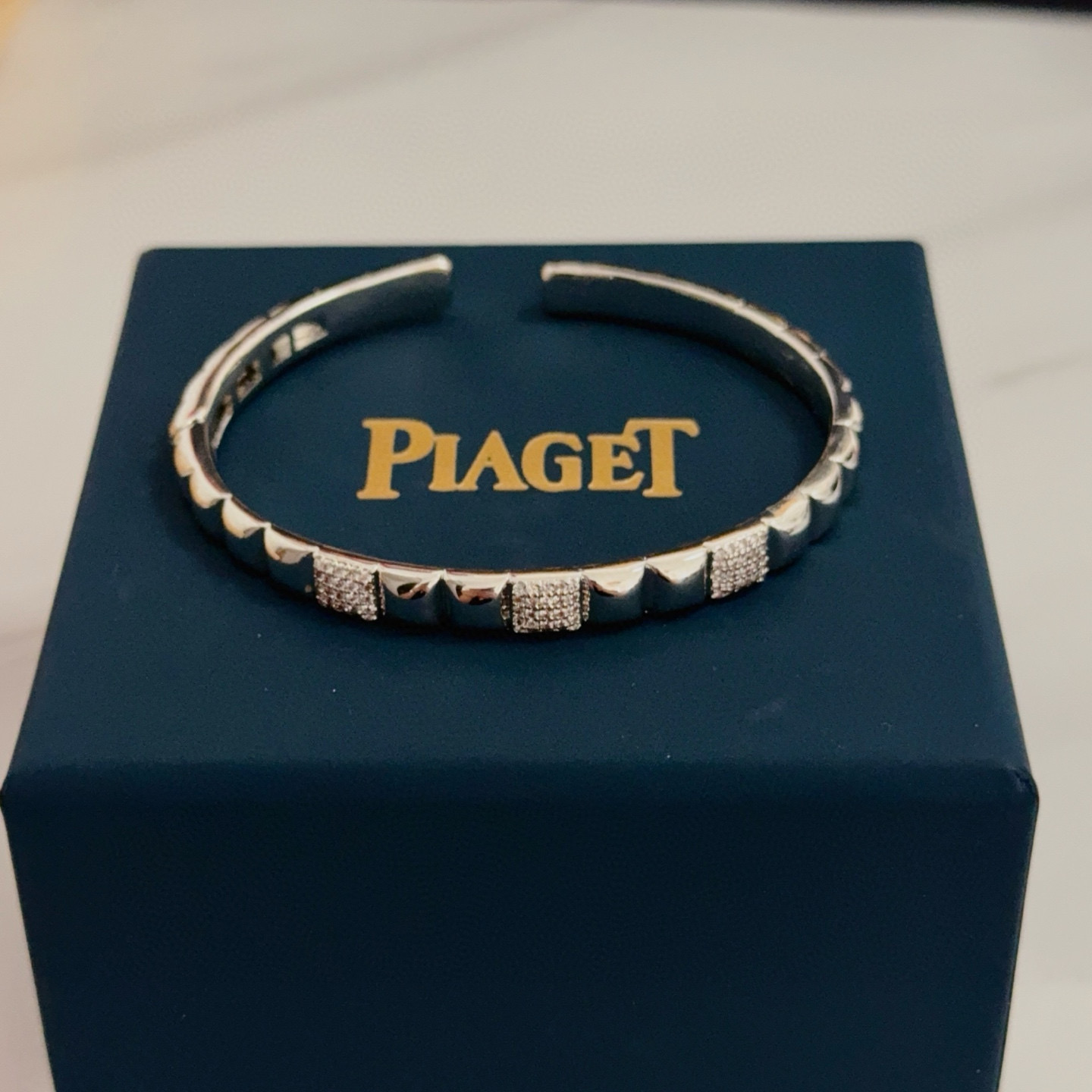 💰145    Piaget伯爵手镯 高端定制版本 镶嵌钻工艺 ，V金材质 ，细节处尽显奢华。金属质感与纹理相互映衬，光线之下，熠熠生辉，体现了奢华与典雅的气质。无论是商务场合还是甜蜜约会都能凸显精致和优雅~上手都太美了，绝对是你的梦中情镯。