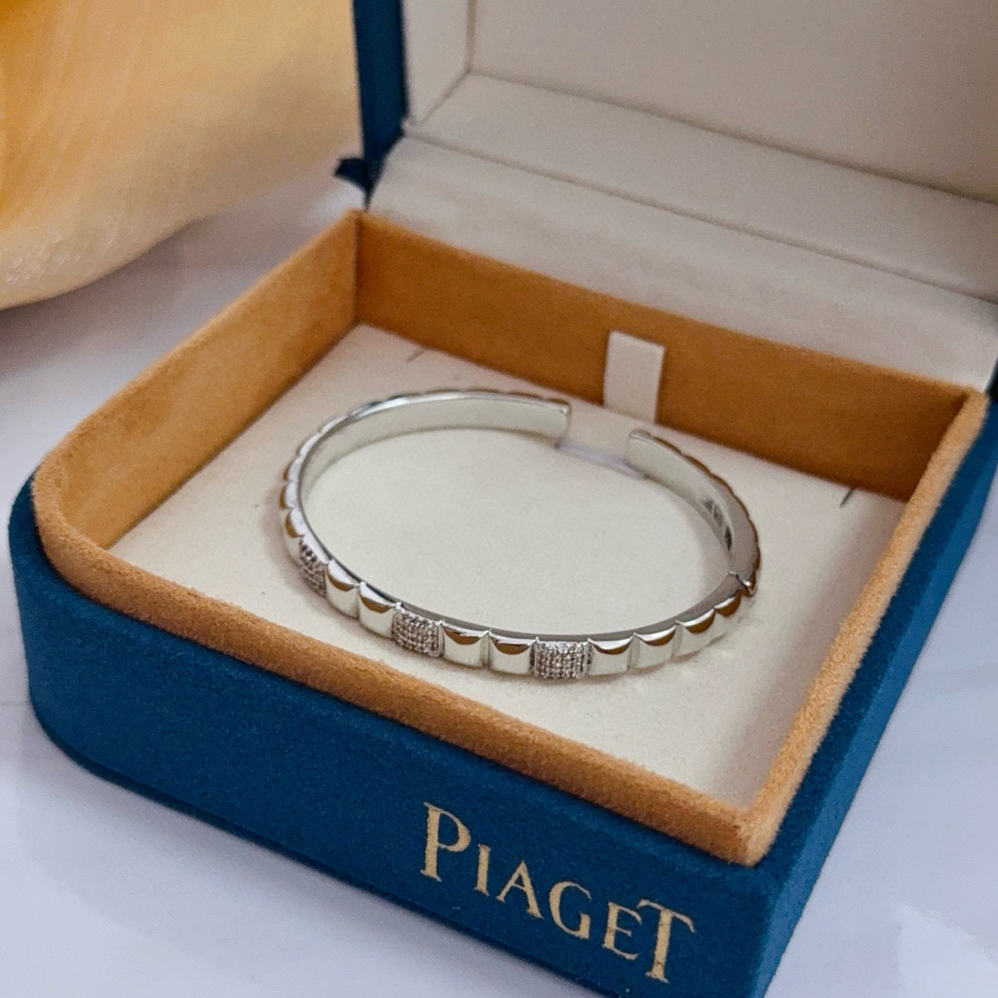 💰145    Piaget伯爵手镯 高端定制版本 镶嵌钻工艺 ，V金材质 ，细节处尽显奢华。金属质感与纹理相互映衬，光线之下，熠熠生辉，体现了奢华与典雅的气质。无论是商务场合还是甜蜜约会都能凸显精致和优雅~上手都太美了，绝对是你的梦中情镯。
