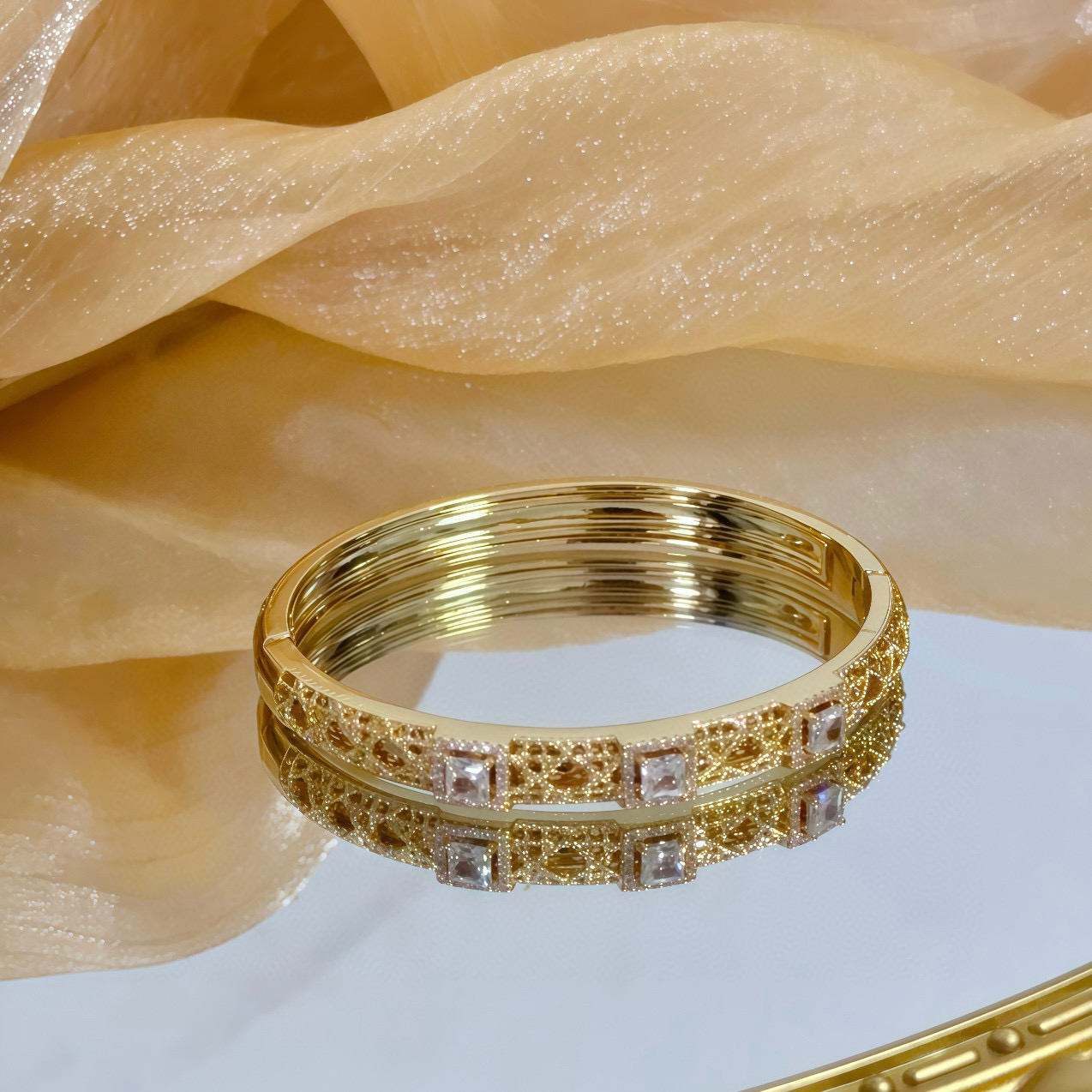 💰145 Piaget伯爵手镯， 高端定制版本 镶嵌钻工艺 ，V金材质 ，细节处尽显奢华。金属质感与纹理相互映衬，光线之下，熠熠生辉，体现了奢华与典雅的气质。无论是商务场合还是甜蜜约会都能凸显精致和优雅~上手都太美了，绝对是你的梦中情镯。