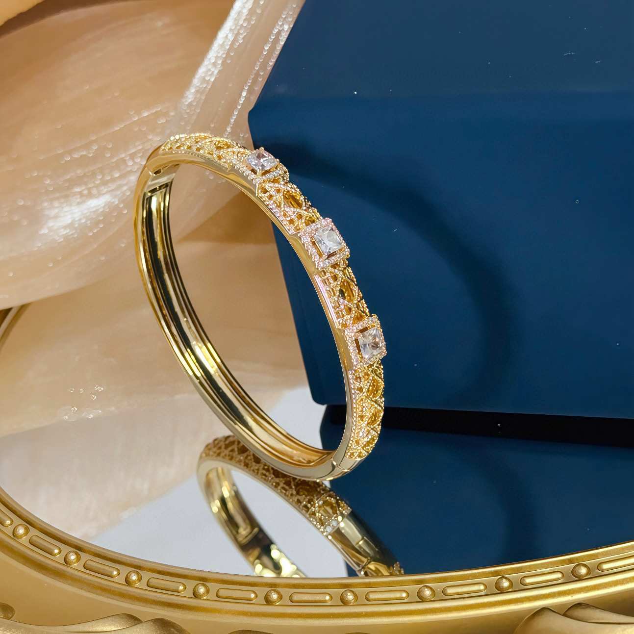 💰145 Piaget伯爵手镯， 高端定制版本 镶嵌钻工艺 ，V金材质 ，细节处尽显奢华。金属质感与纹理相互映衬，光线之下，熠熠生辉，体现了奢华与典雅的气质。无论是商务场合还是甜蜜约会都能凸显精致和优雅~上手都太美了，绝对是你的梦中情镯。