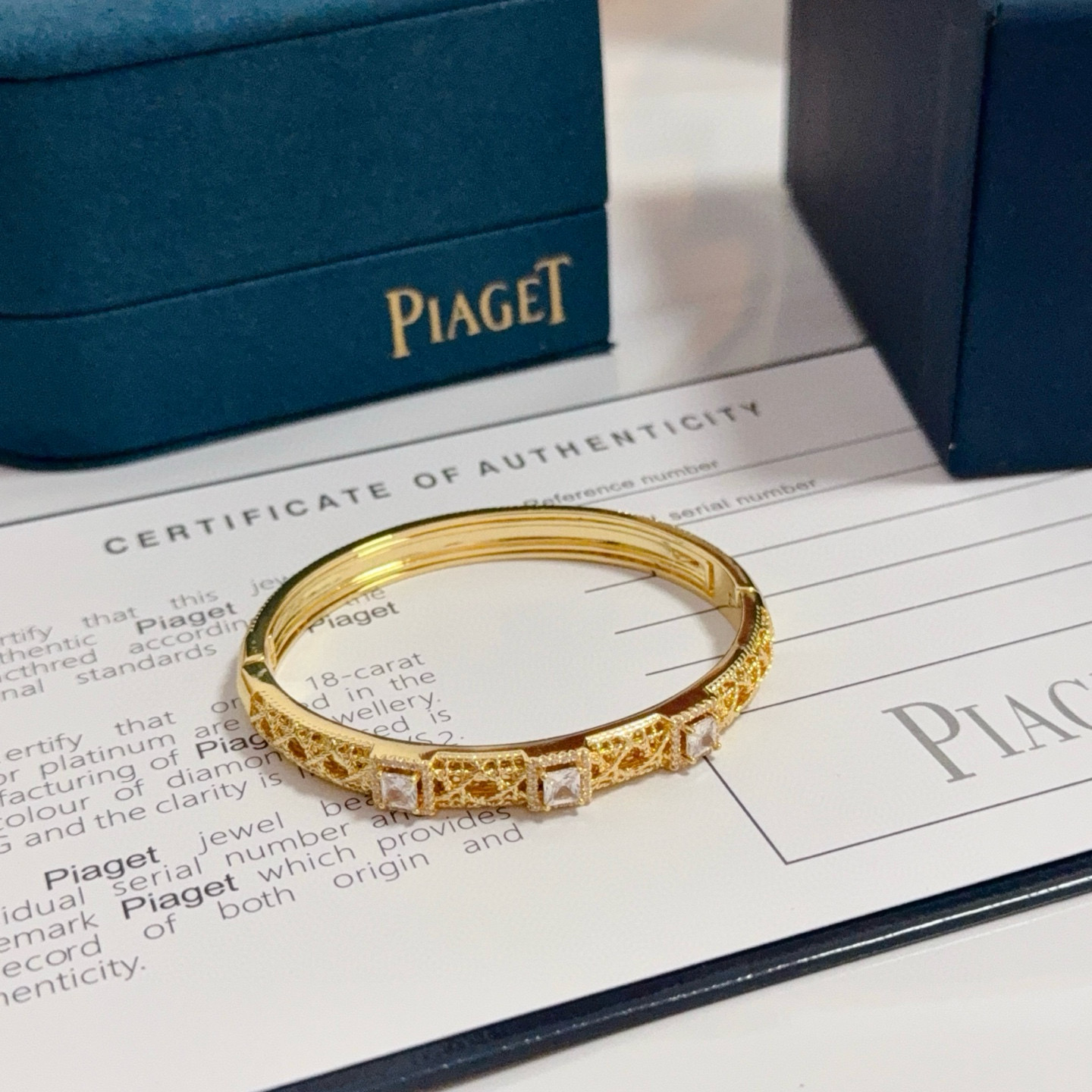 💰145 Piaget伯爵手镯， 高端定制版本 镶嵌钻工艺 ，V金材质 ，细节处尽显奢华。金属质感与纹理相互映衬，光线之下，熠熠生辉，体现了奢华与典雅的气质。无论是商务场合还是甜蜜约会都能凸显精致和优雅~上手都太美了，绝对是你的梦中情镯。