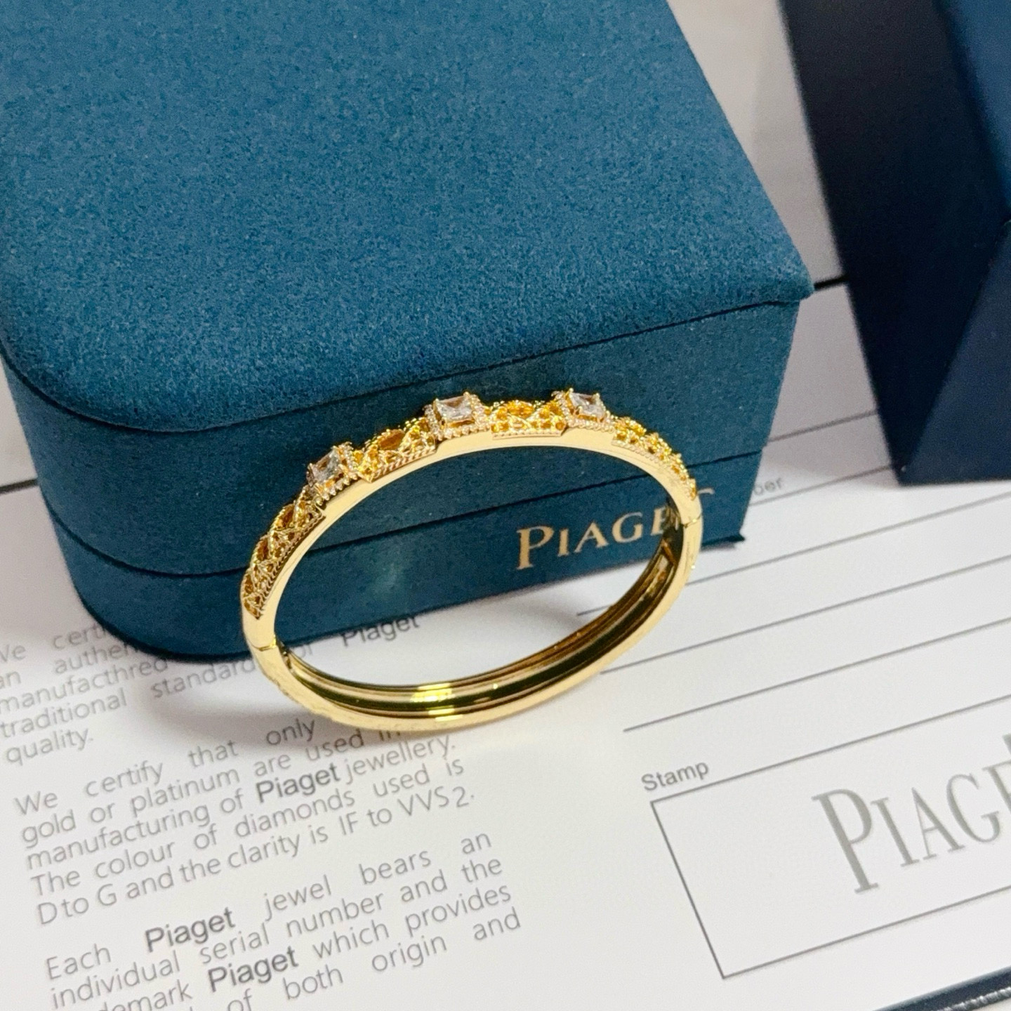💰145 Piaget伯爵手镯， 高端定制版本 镶嵌钻工艺 ，V金材质 ，细节处尽显奢华。金属质感与纹理相互映衬，光线之下，熠熠生辉，体现了奢华与典雅的气质。无论是商务场合还是甜蜜约会都能凸显精致和优雅~上手都太美了，绝对是你的梦中情镯。