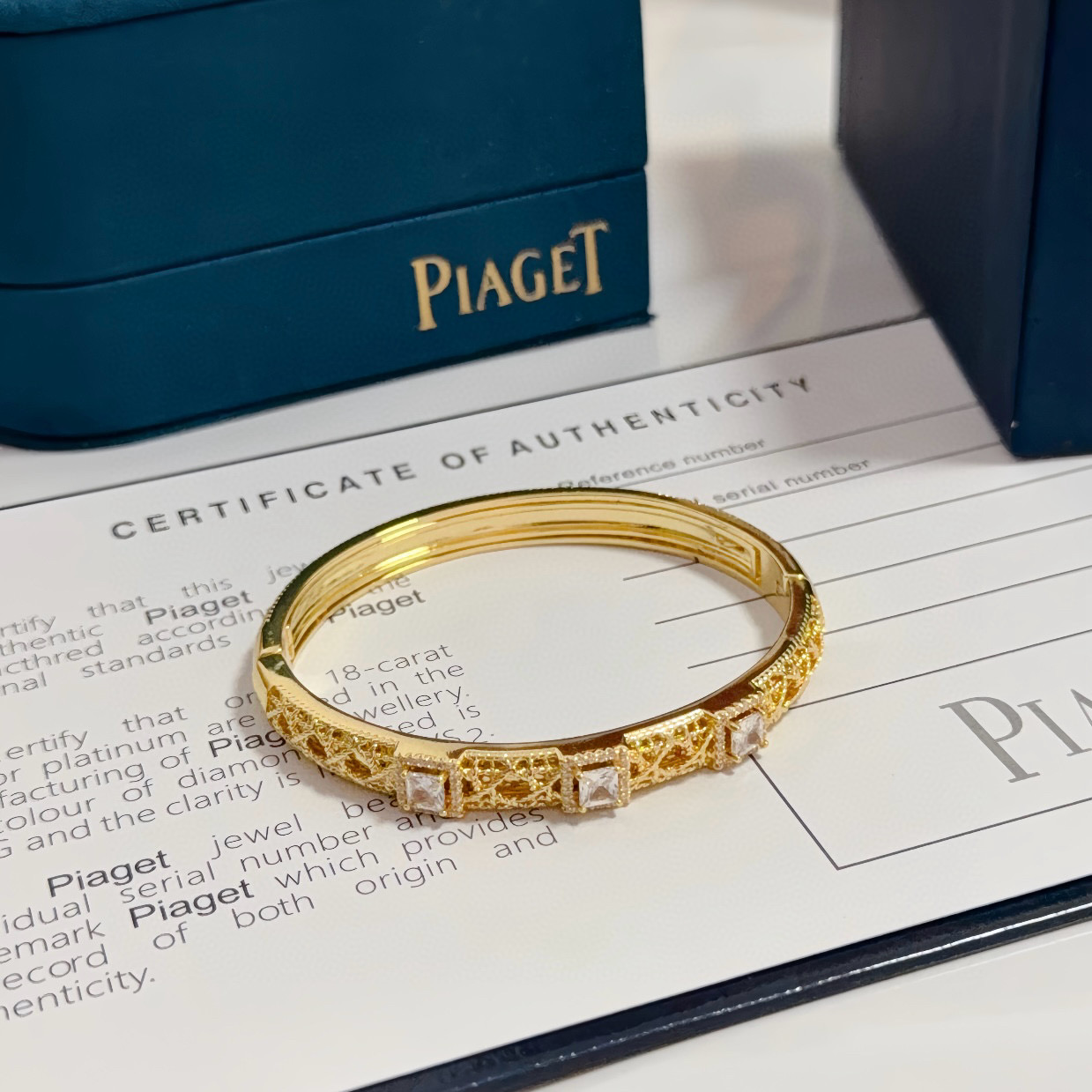 💰145 Piaget伯爵手镯， 高端定制版本 镶嵌钻工艺 ，V金材质 ，细节处尽显奢华。金属质感与纹理相互映衬，光线之下，熠熠生辉，体现了奢华与典雅的气质。无论是商务场合还是甜蜜约会都能凸显精致和优雅~上手都太美了，绝对是你的梦中情镯。